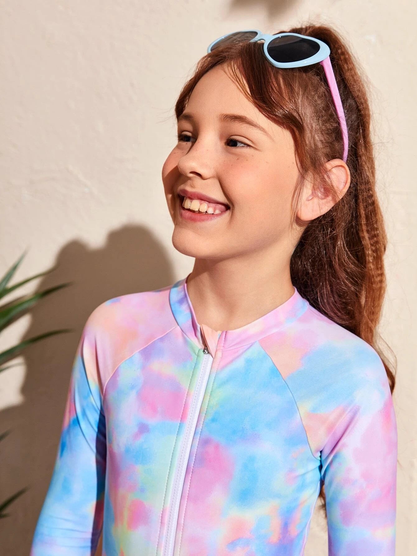 Detalle del cuello y cremallera del traje de baño.