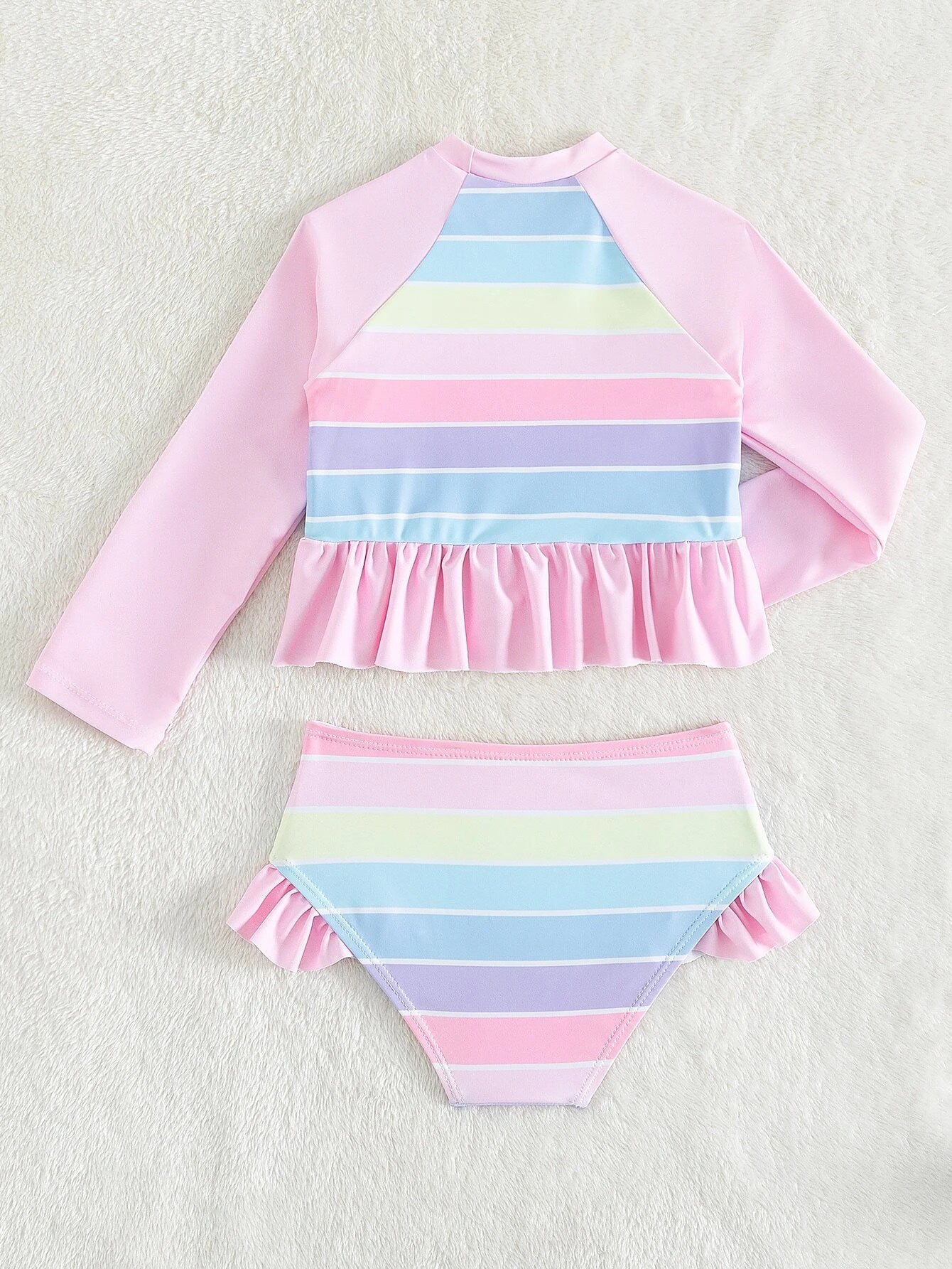 Detalle del top de bikini con mangas largas y volantes en el dobladillo.