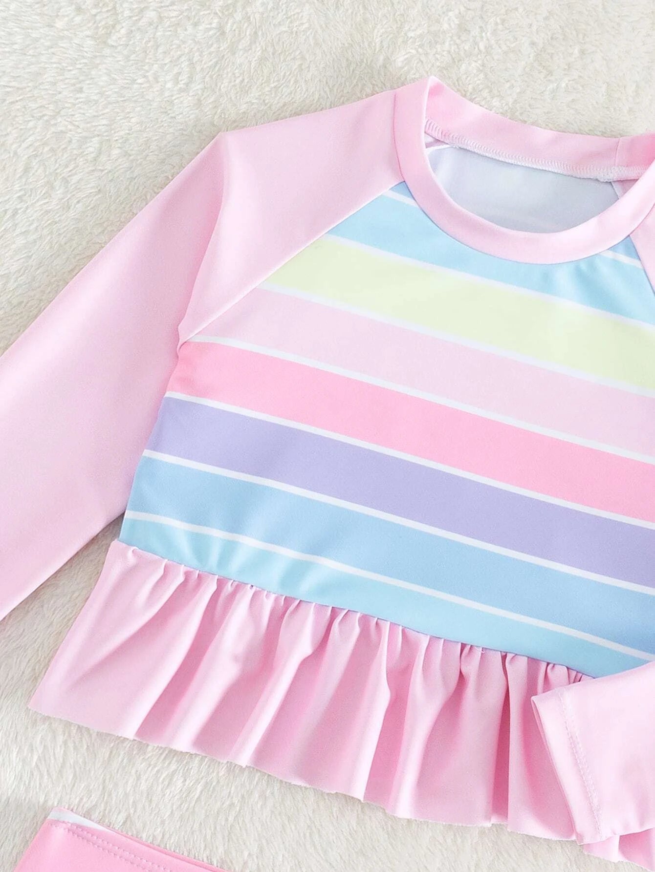 Braguita de bikini con volantes en las caderas y diseño a rayas.