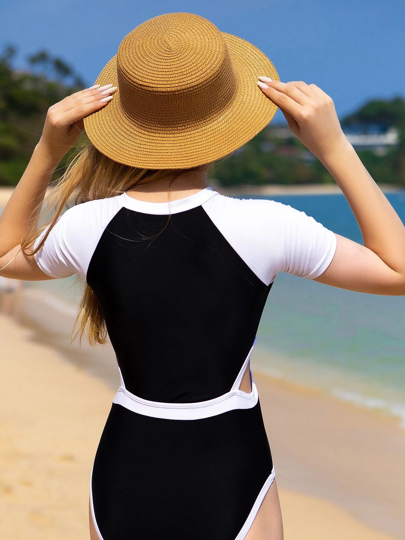 Vista trasera del traje de baño deportivo con mangas cortas y talle alto.