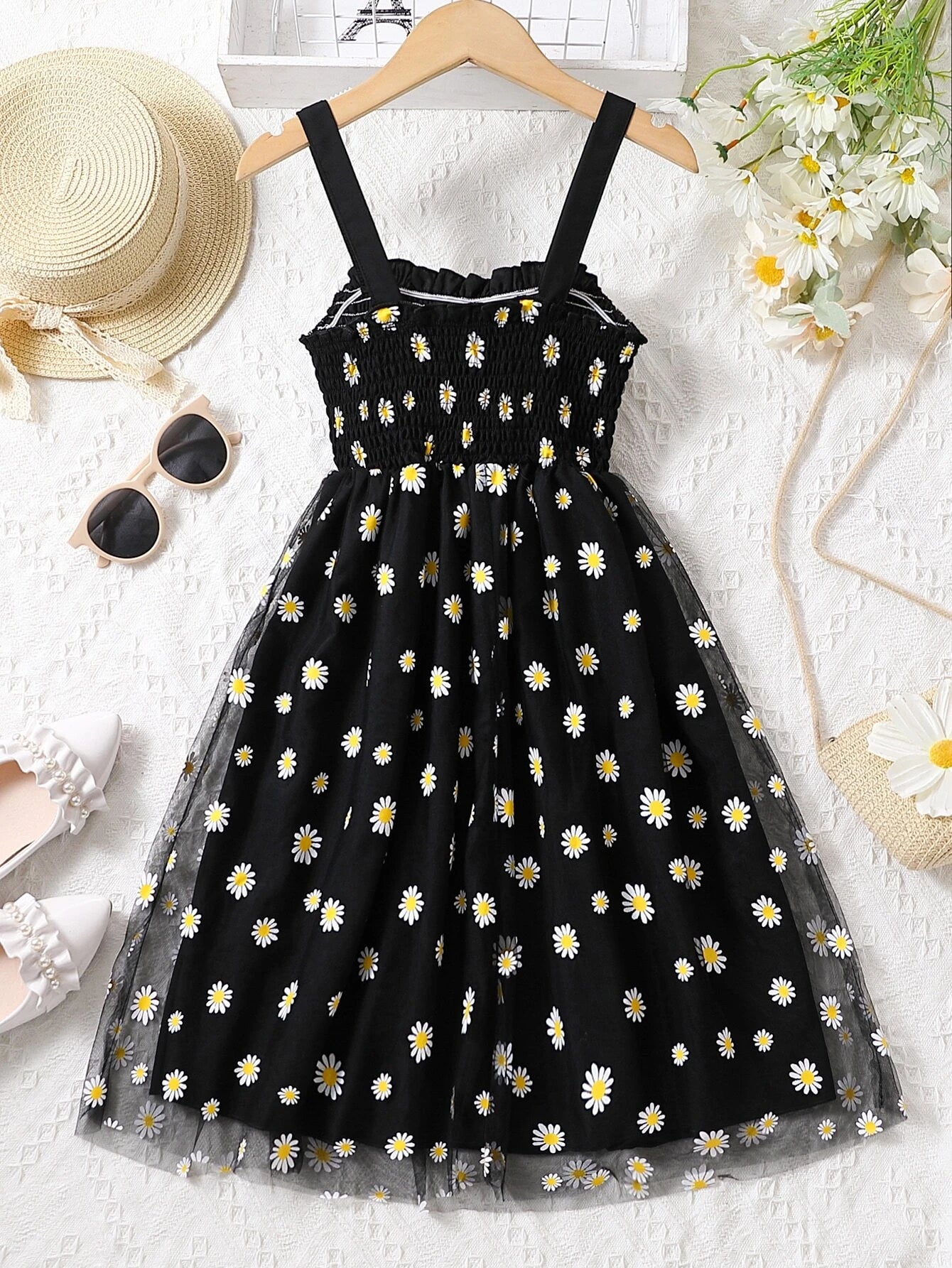 Vista trasera del vestido de tirantes para niñas con vuelo y tirantes ajustables.