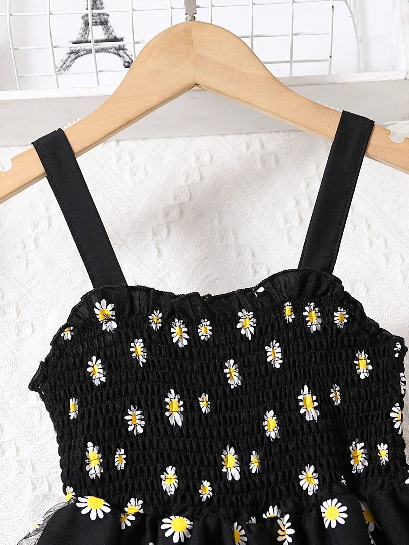 Detalle del fruncido en la parte superior del vestido de tirantes para niñas.