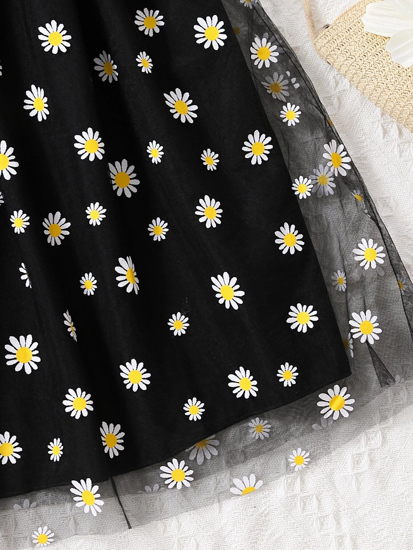 Primer plano del estampado floral bordado del vestido de tirantes para niñas.