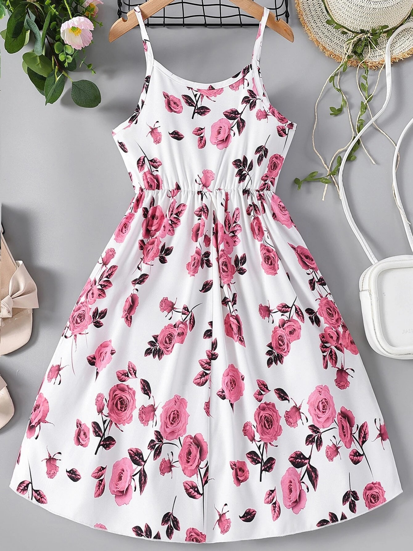 Vestido corto blanco floral con tirantes para niña, vista trasera destacando el diseño ajustado y cintura fruncida.