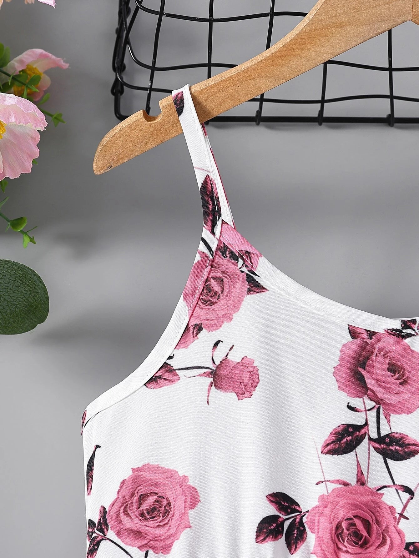 Detalle del escote y tirantes del vestido corto blanco floral con tirantes para niña.