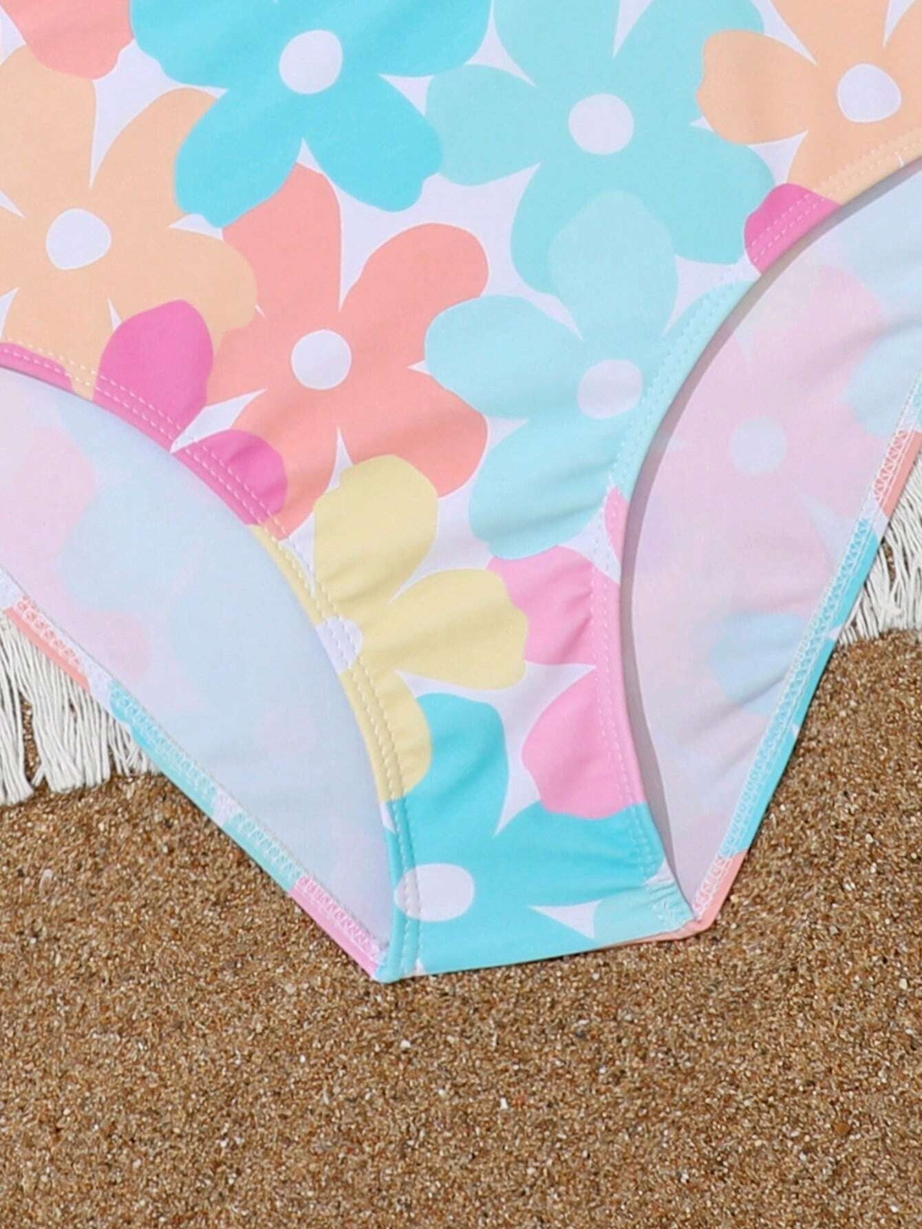 Detalle de la parte inferior del bikini para niñas, estampado floral y costuras reforzadas.