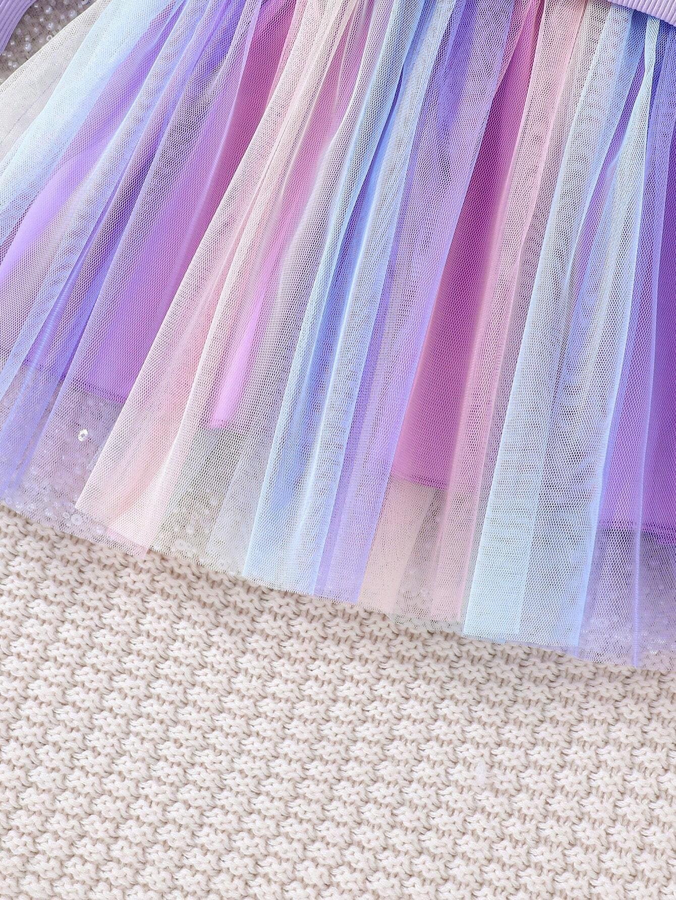 Detalle del tul degradado en tonos pastel del vestido.