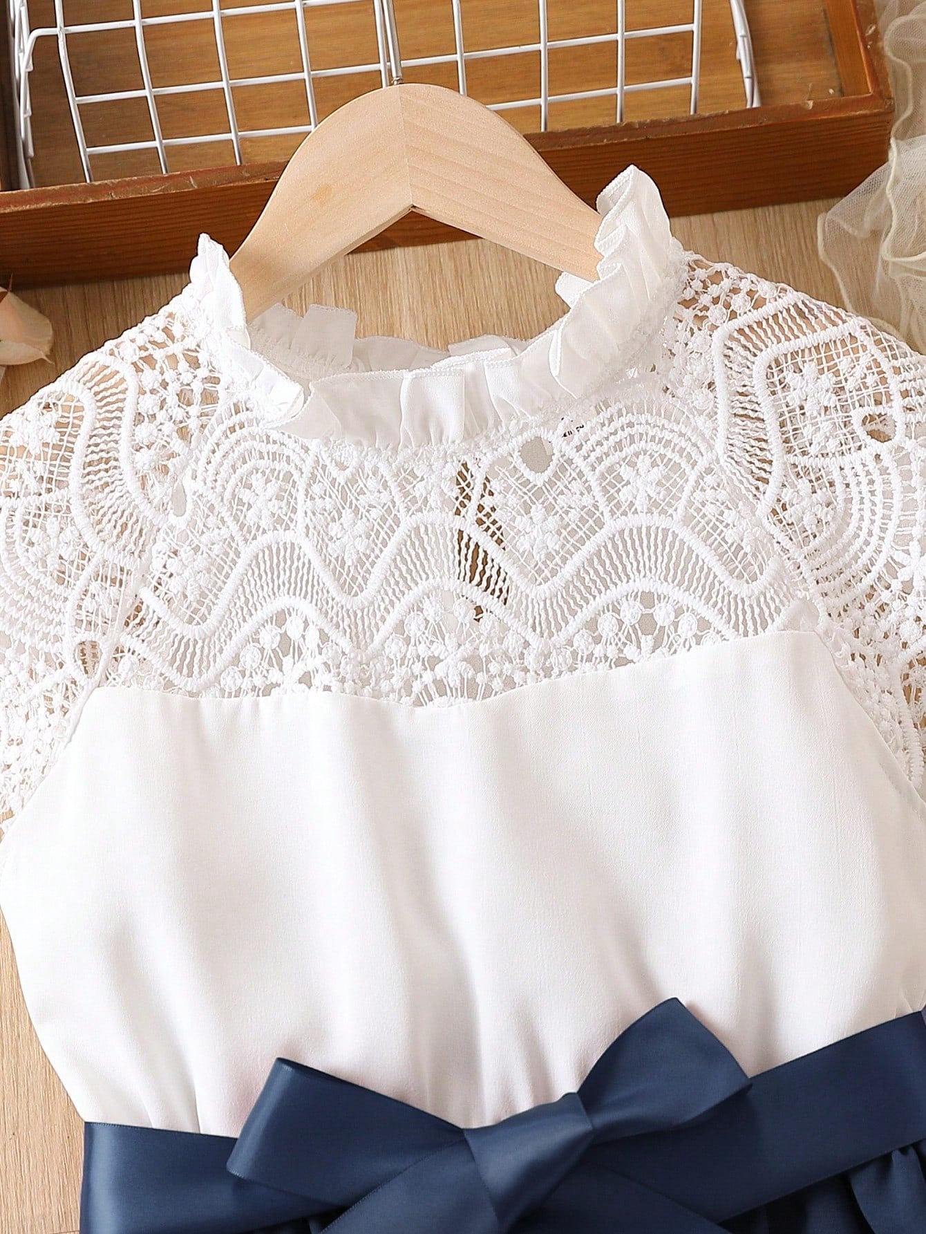 Vestido Azul Para Niña Con Encaje En Contraste