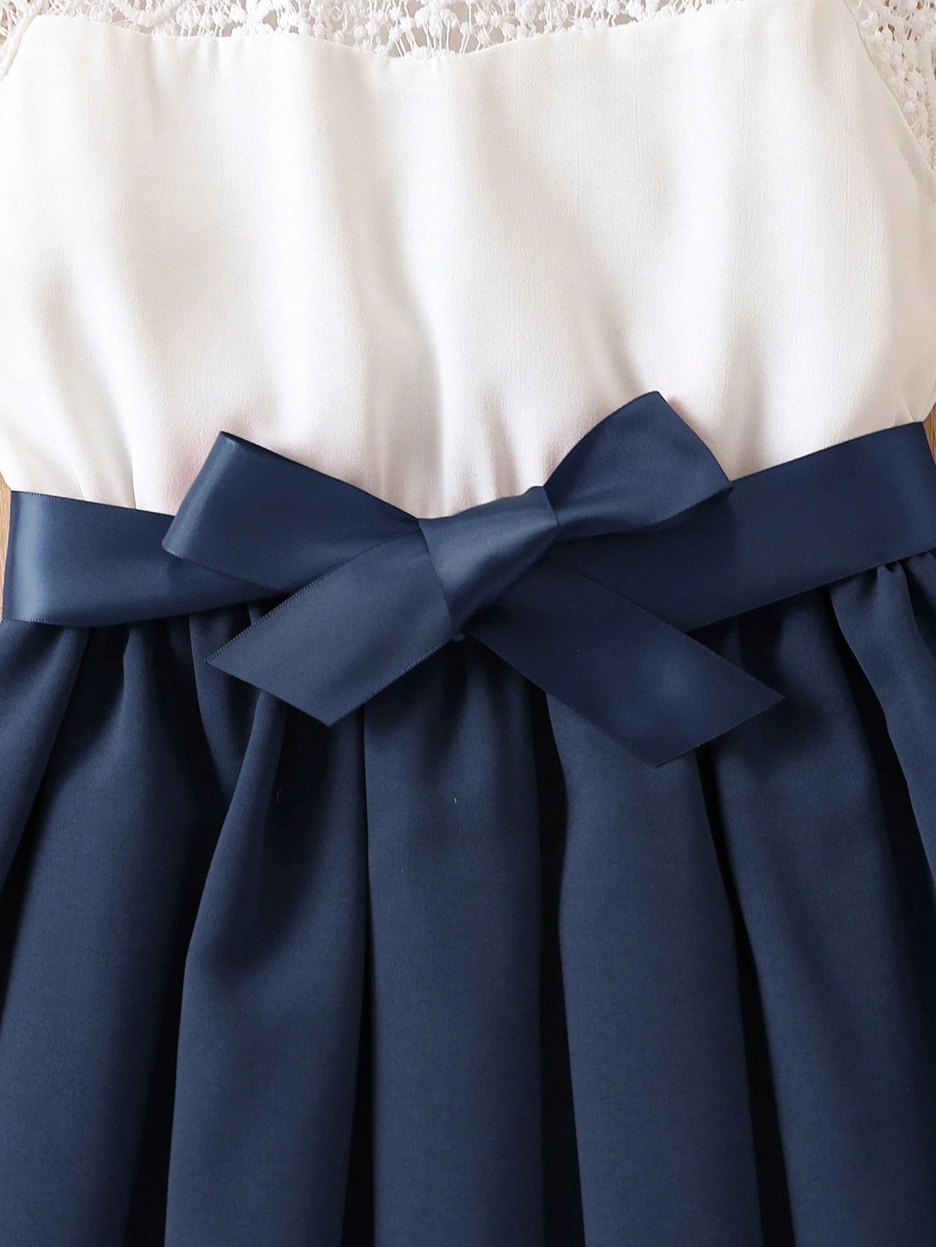 Vestido Azul Para Niña Con Encaje En Contraste