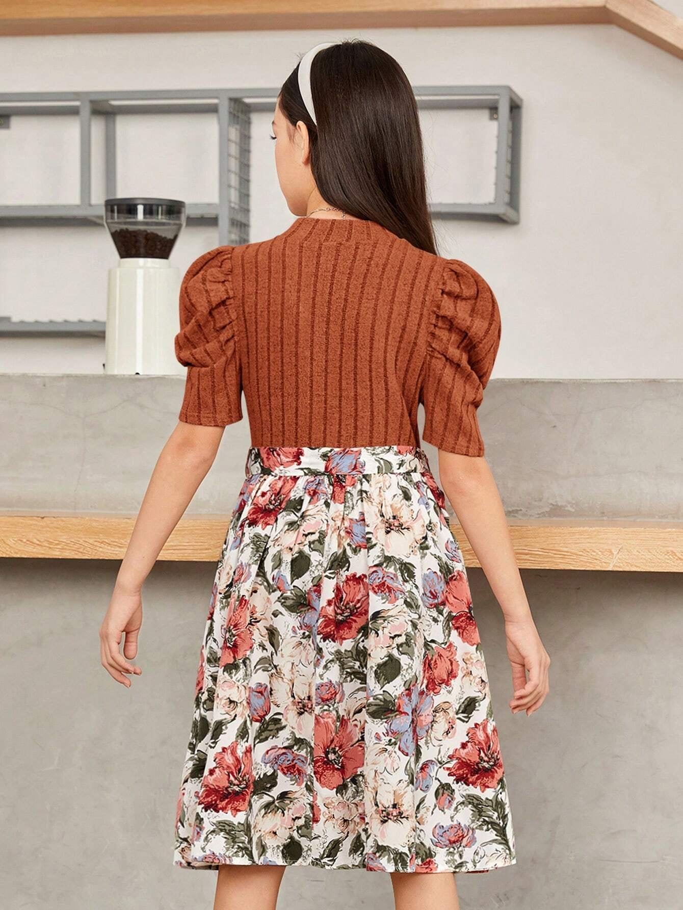 Imagen trasera: Vista posterior del vestido elegante floral óxido marrón para niña con detalles en la cintura y mangas farol.