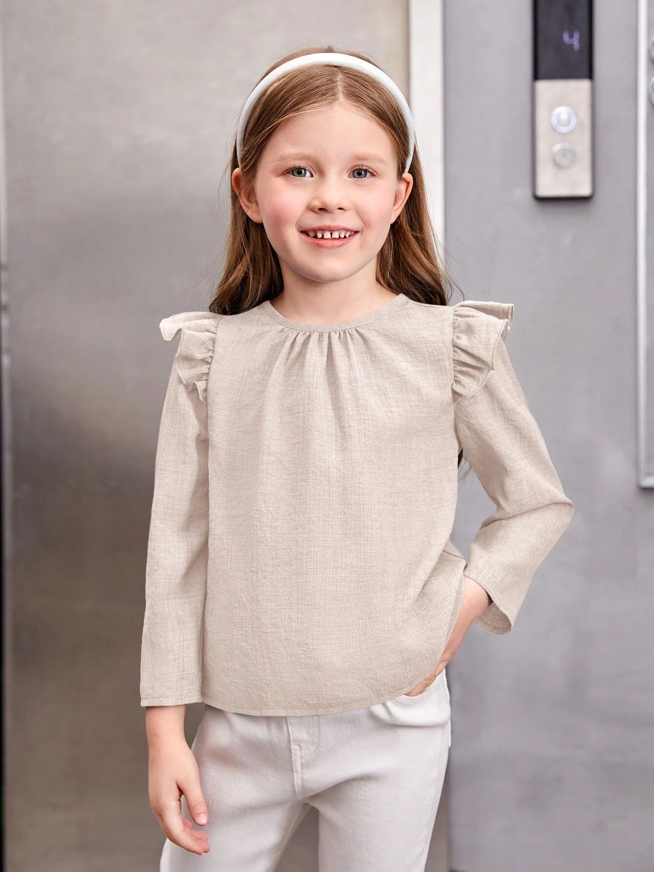 Blusa Beige Con Volantes Y Botones En La Espalda