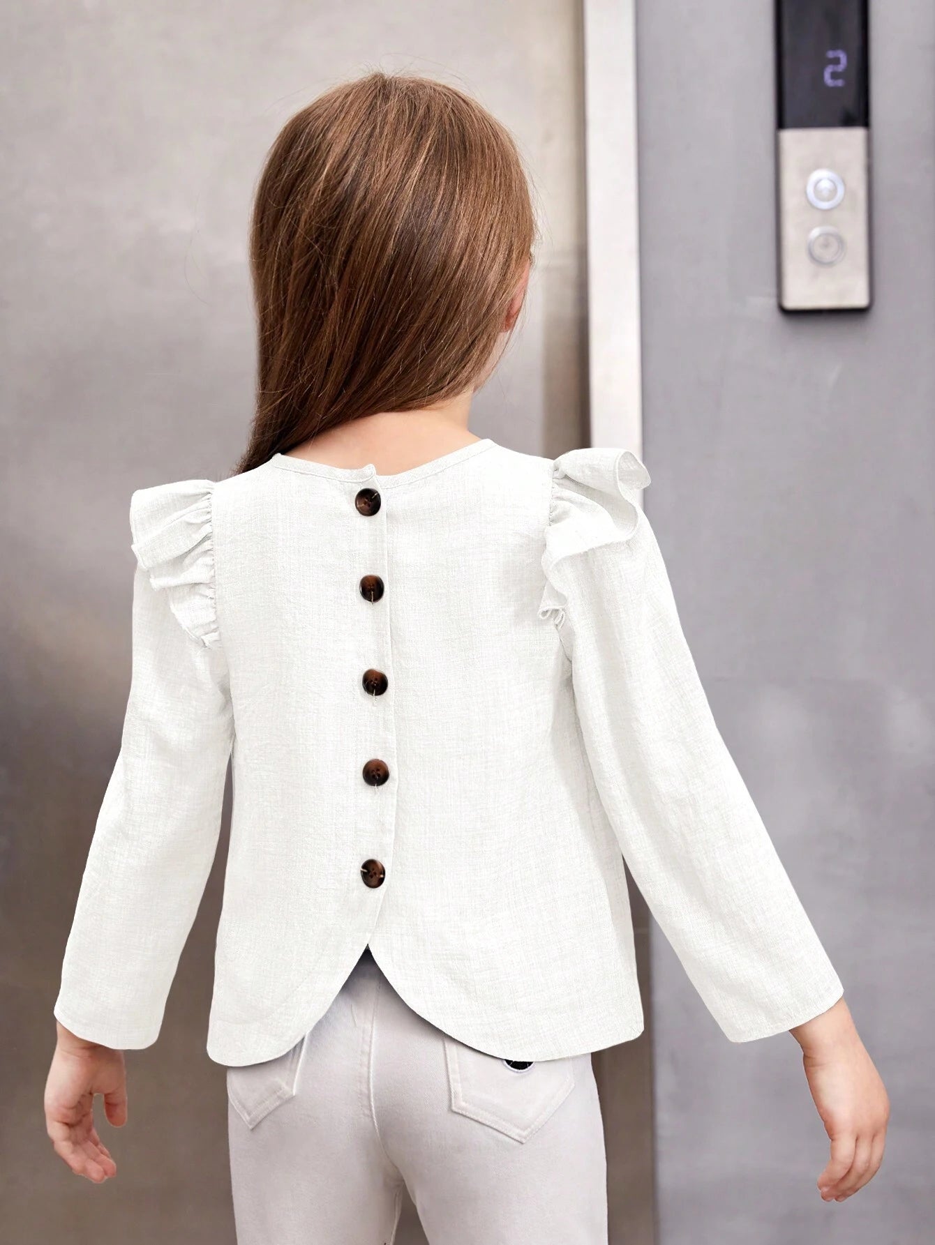 Blusa Blanca Con Volantes Y Botones En La Espalda