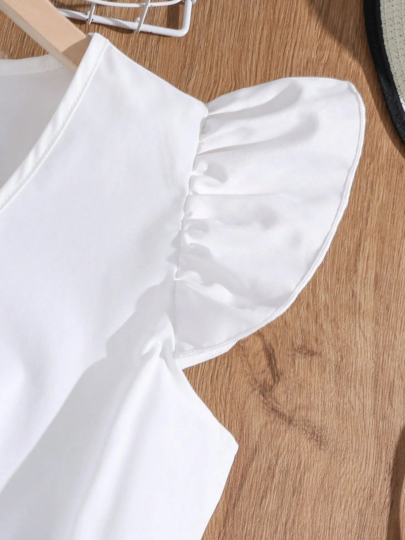 Vestido Blanco Para Niña A Línea Con Volantes Y Botones Delanteros
