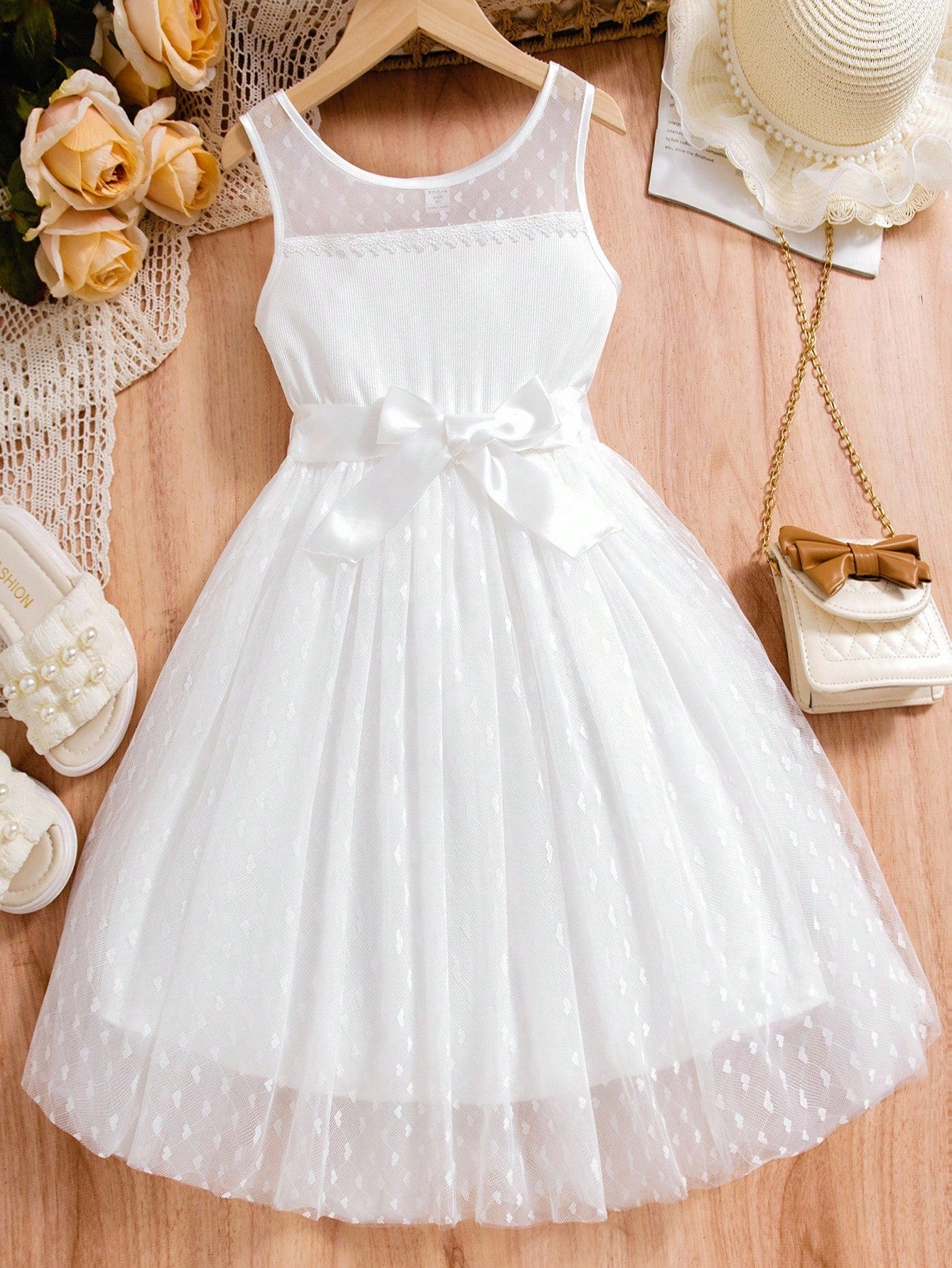 Vestido Blanco Para Niña Con Cinturón Y Encaje
