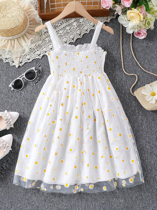 Vista trasera del vestido de tirantes para niñas con fruncido en la parte superior.