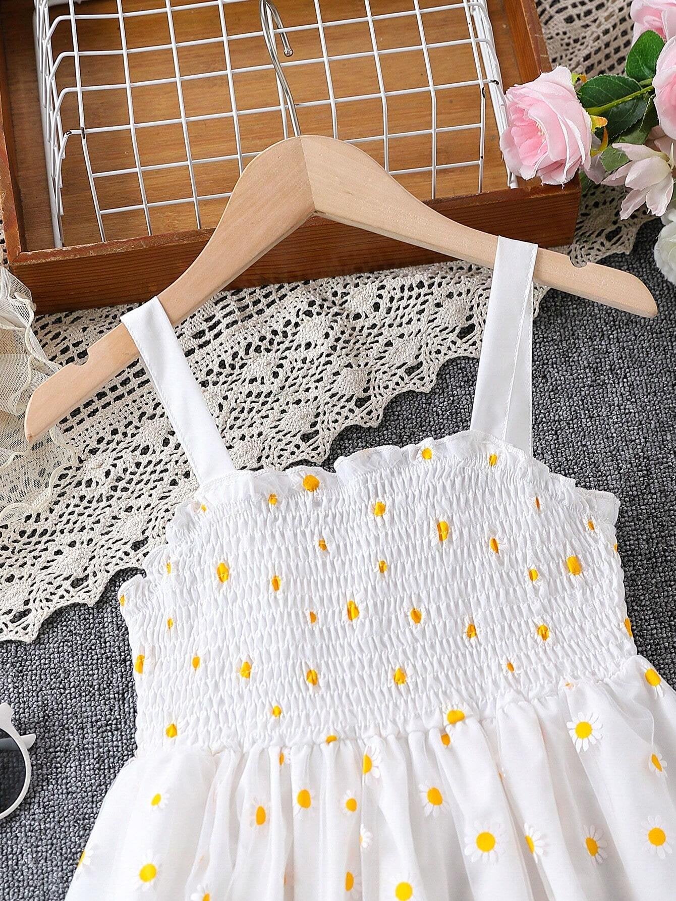 Detalle del fruncido en el busto del vestido de tirantes para niñas.