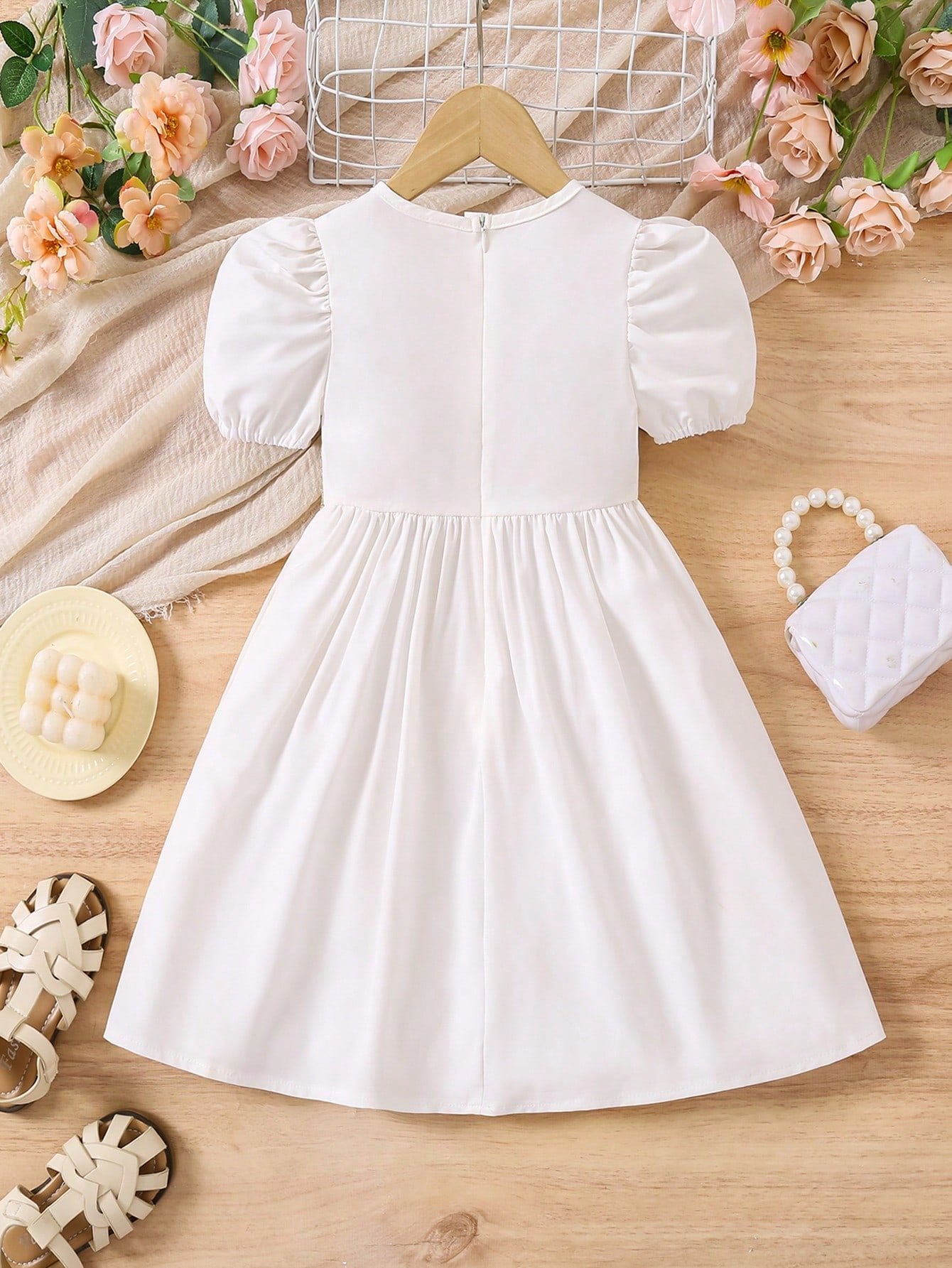 Vestido Blanco Con Manga Farol Y Encaje Dorado Para Niña