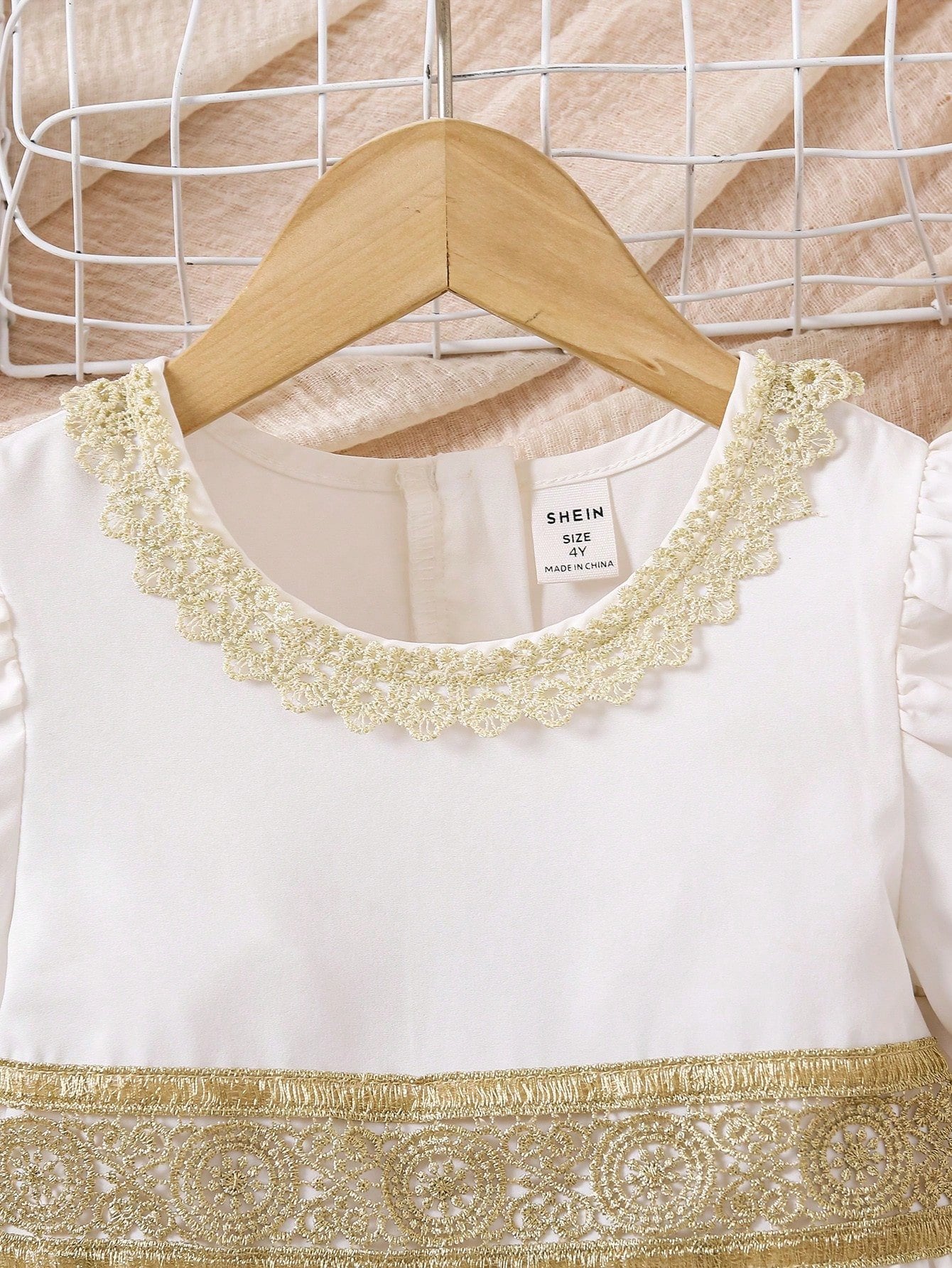 Vestido Blanco Con Manga Farol Y Encaje Dorado Para Niña