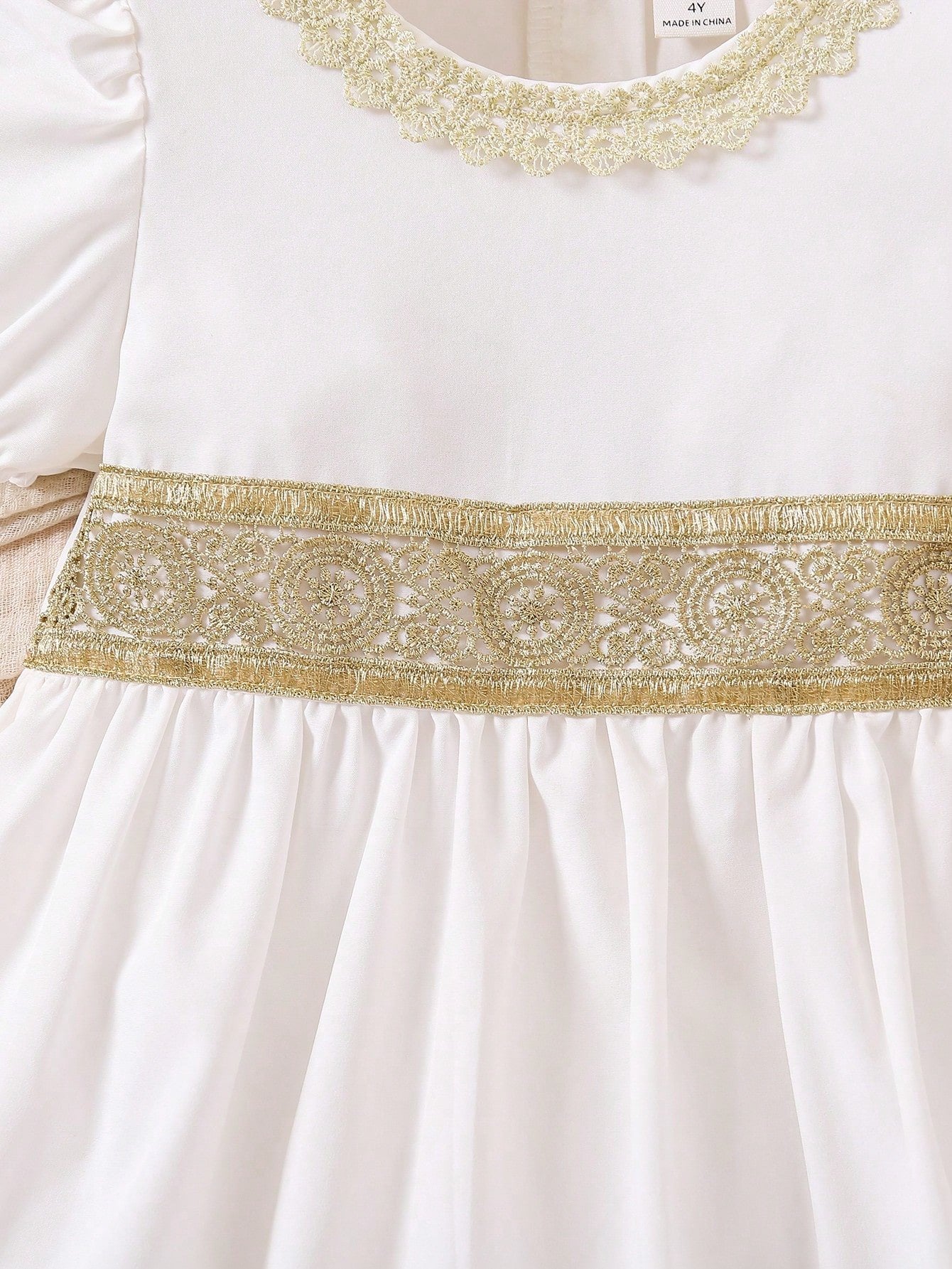 Vestido Blanco Con Manga Farol Y Encaje Dorado Para Niña