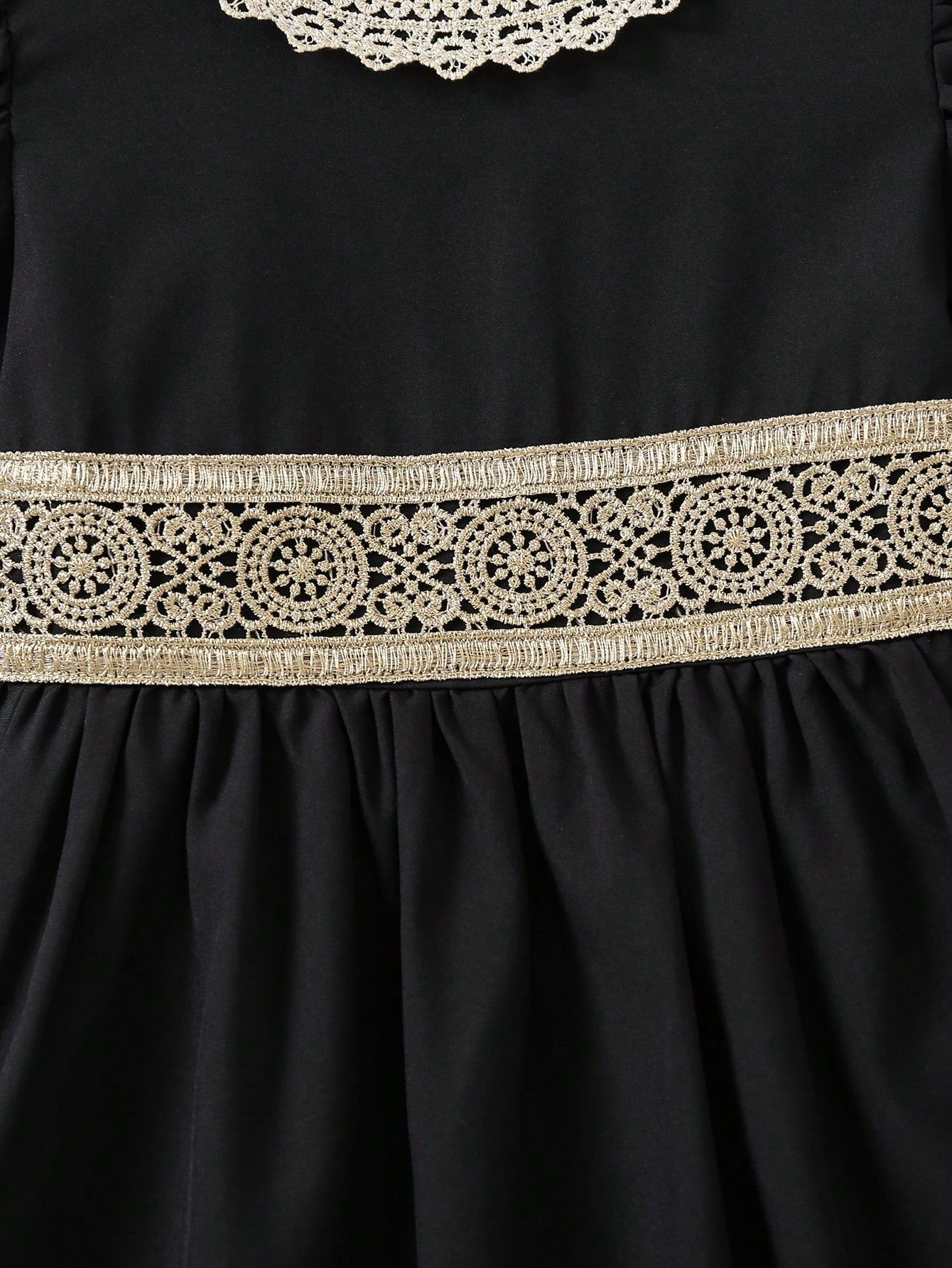 Cinturón de encaje dorado en la cintura del vestido.