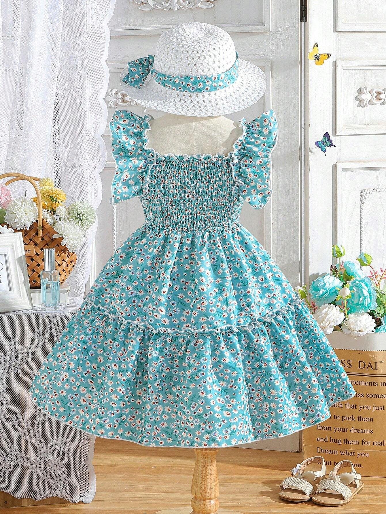 Vista posterior del vestido verde floral con escote cuadrado y sombrero incluido.