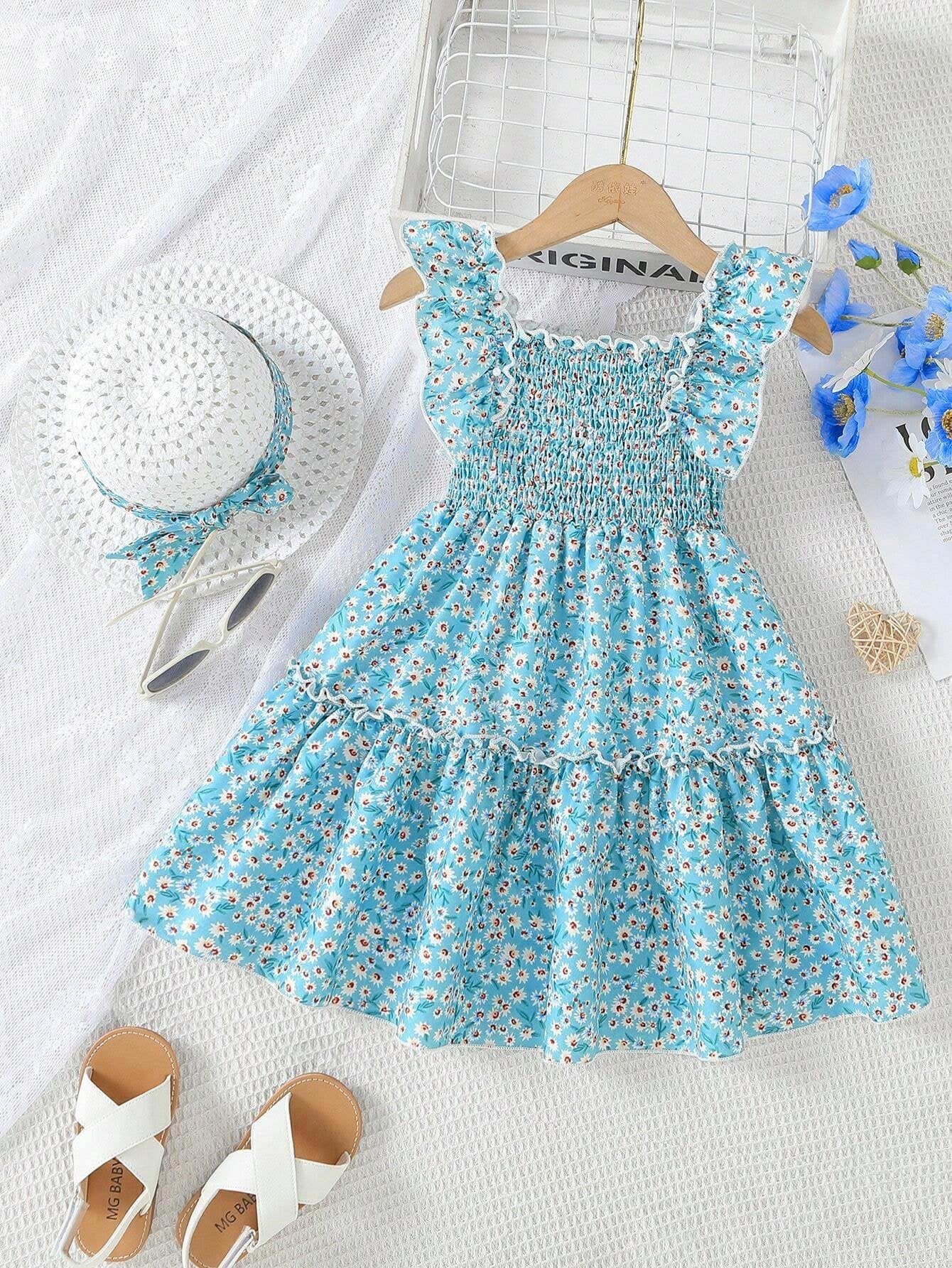 Vestido verde con estampado floral, volantes en los hombros e incluye sombrero a juego.