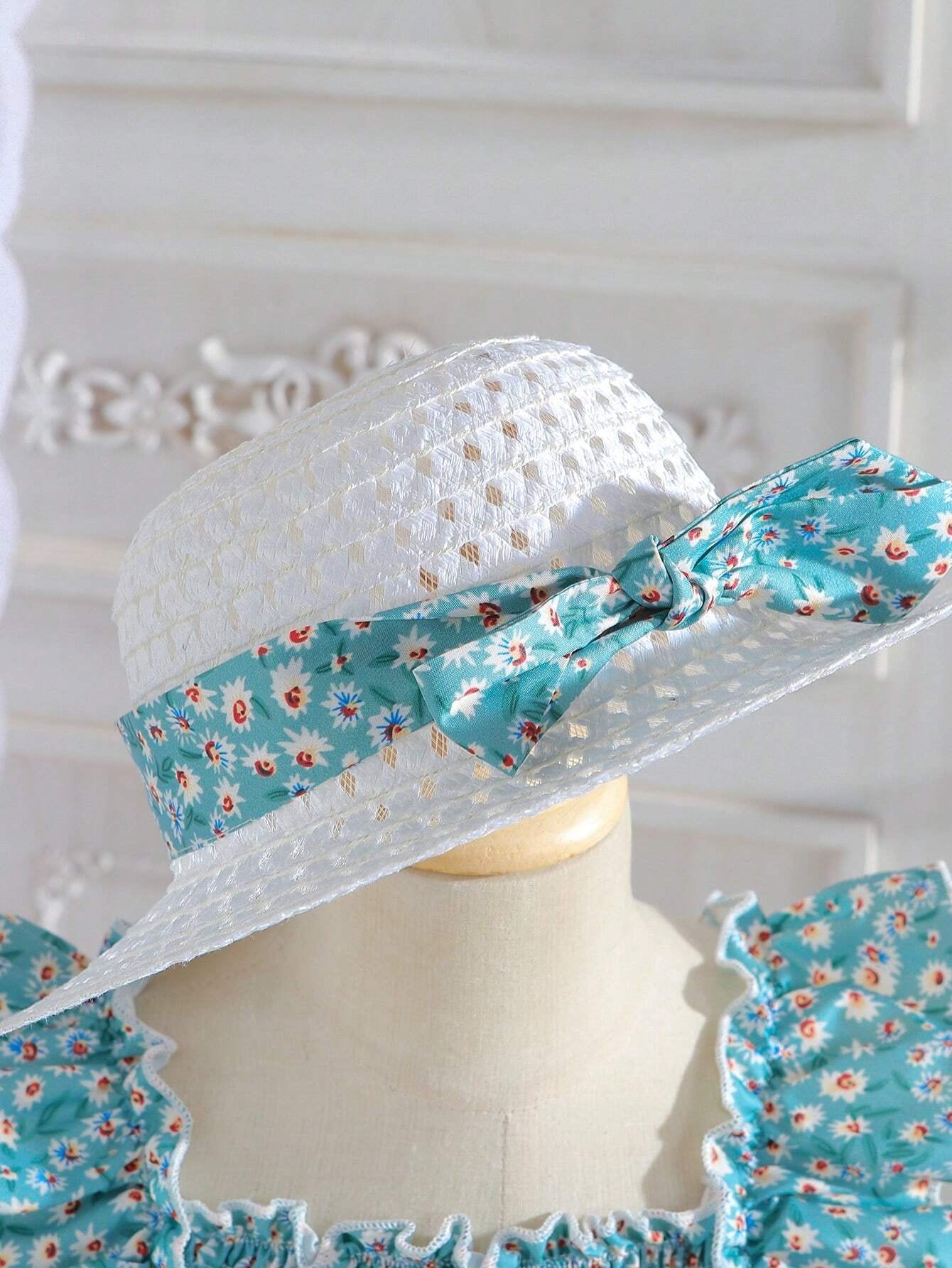 Sombrero blanco de paja con listón verde a juego con el vestido.