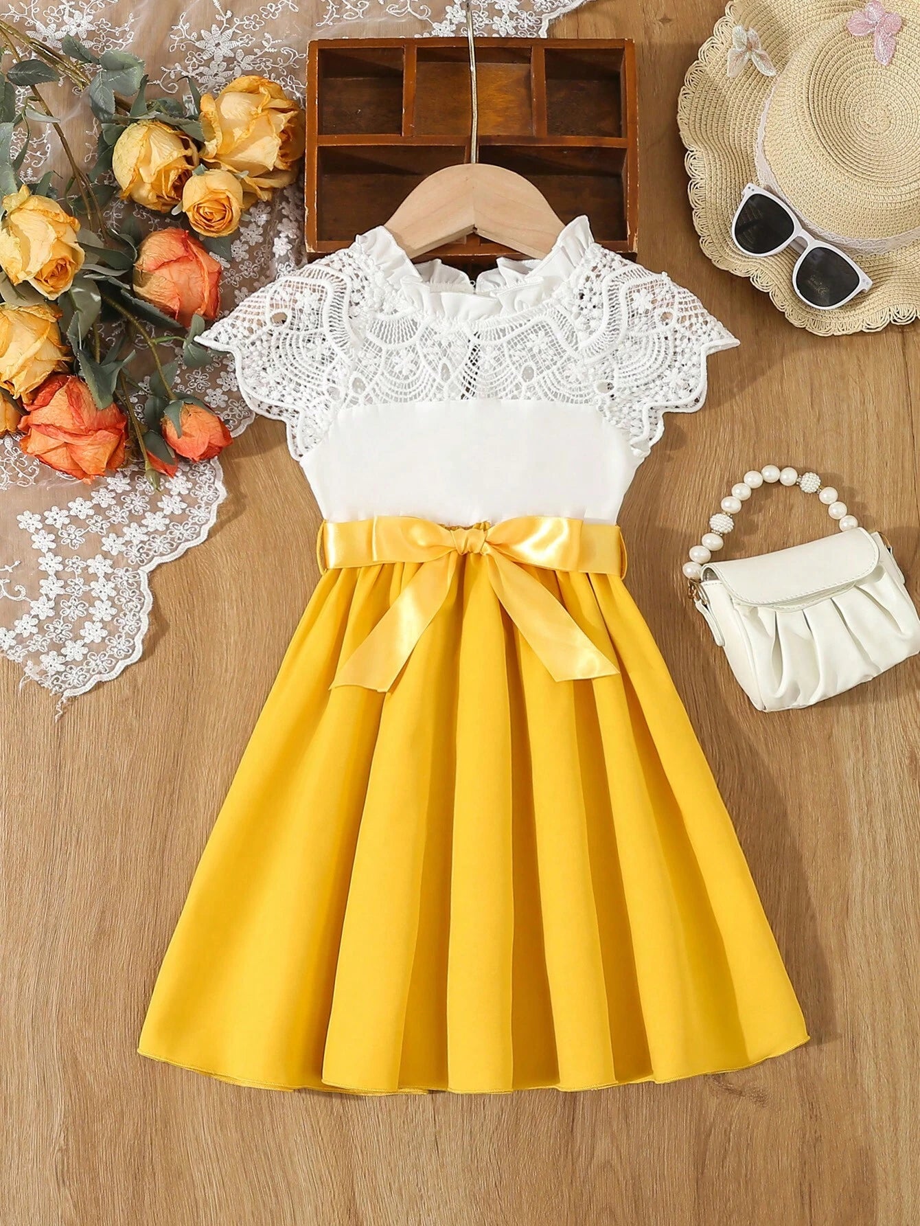 Vestido Amarillo Para Niña Con Encaje En Contraste