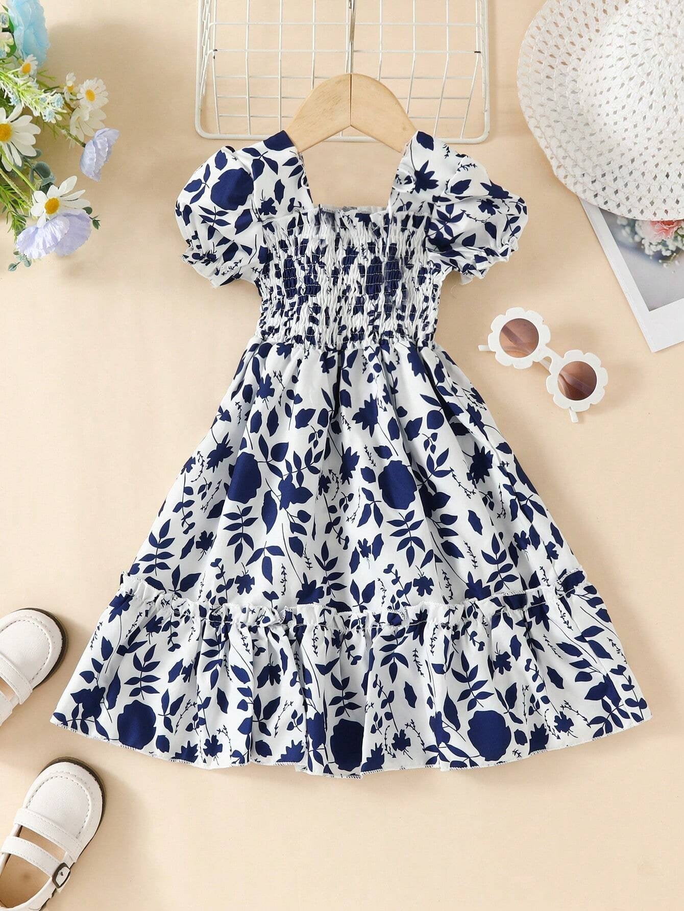 Vestido bohemio para niña azul marino, vista completa sobre fondo decorado