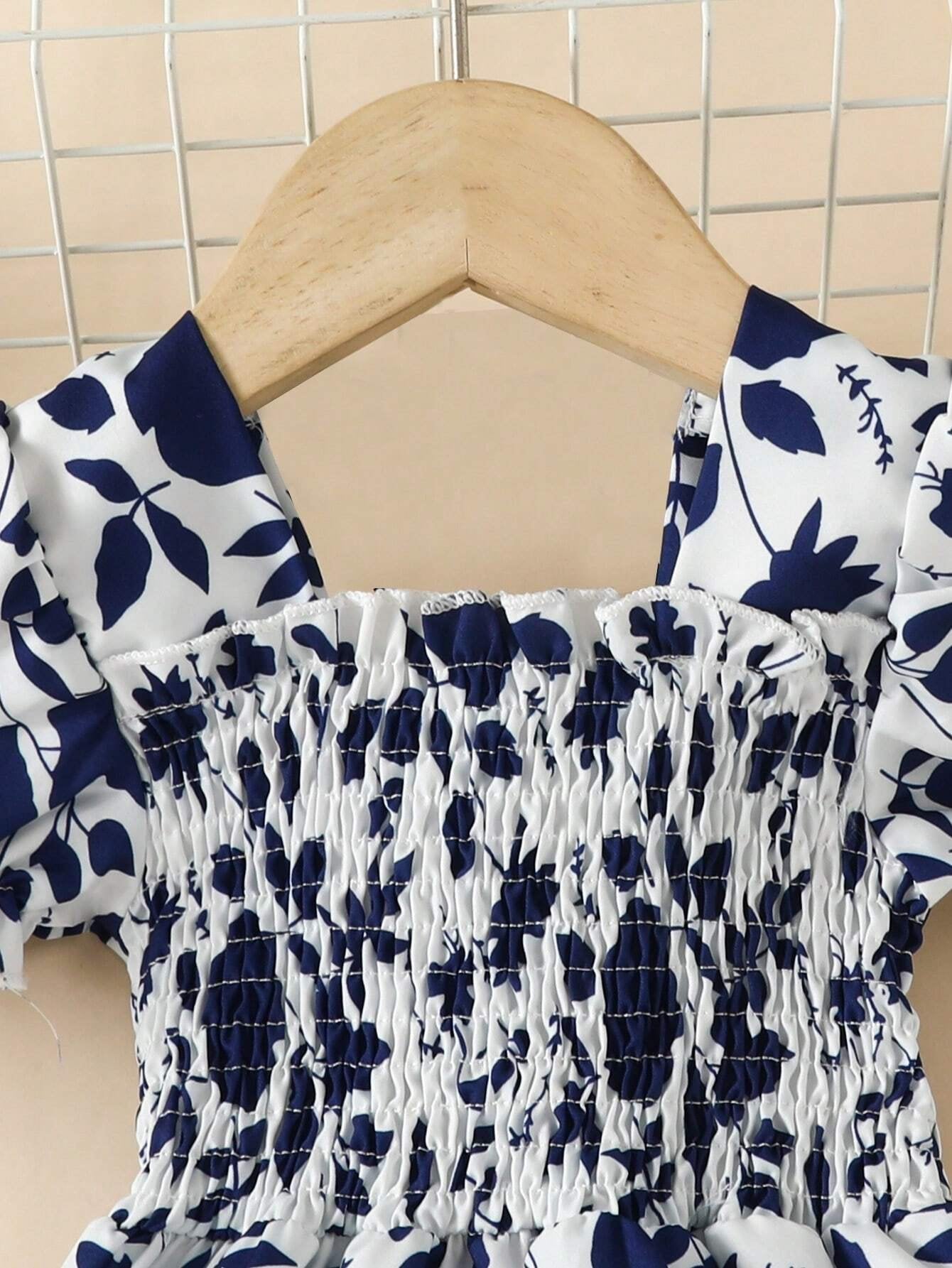 Detalle del escote cuadrado del vestido bohemio para niña azul marino