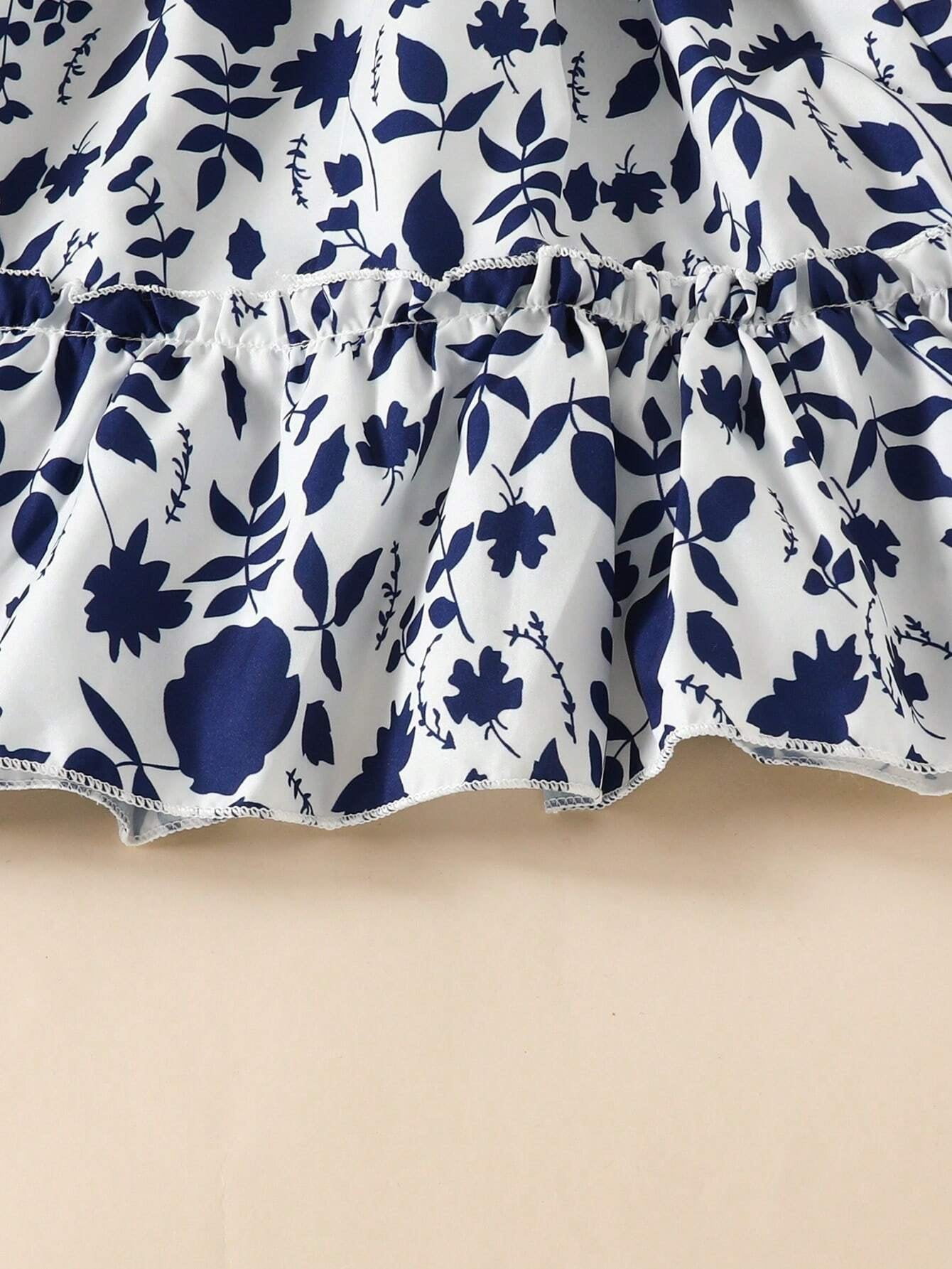 Acabado inferior con volantes del vestido bohemio para niña azul marino