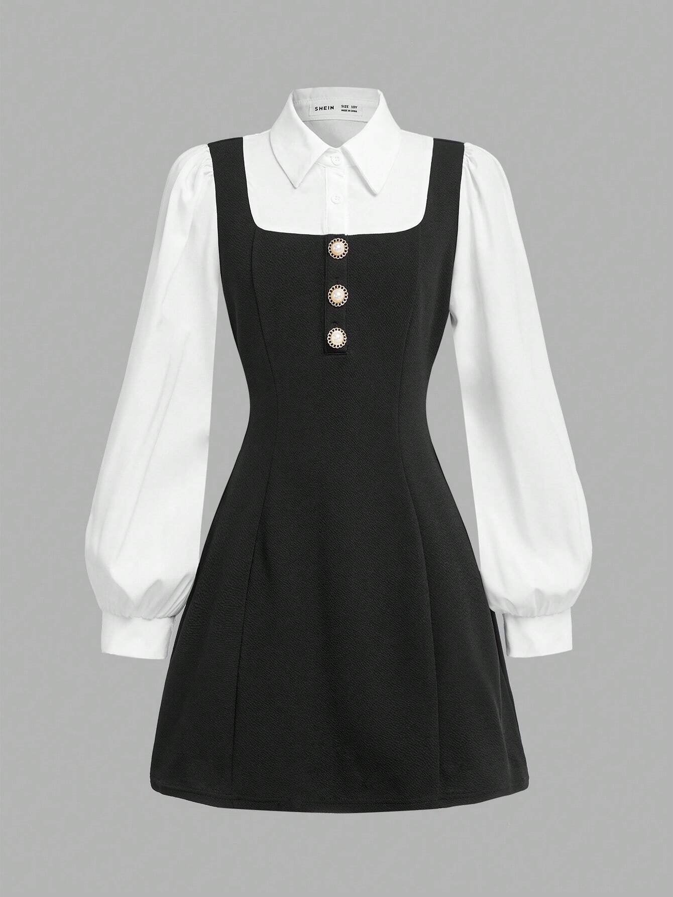 Vista posterior del conjunto elegante con vestido negro y blusa blanca de manga obispo.
