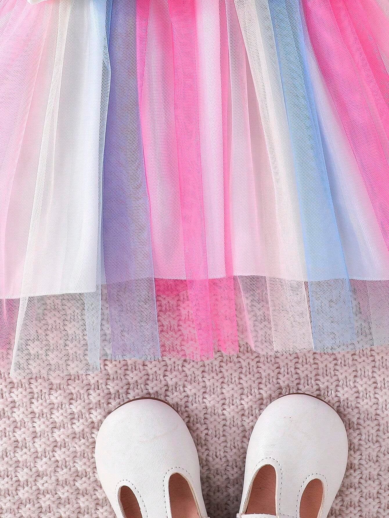 Primer plano de la falda de tul multicolor del vestido con sudadera para niñas.