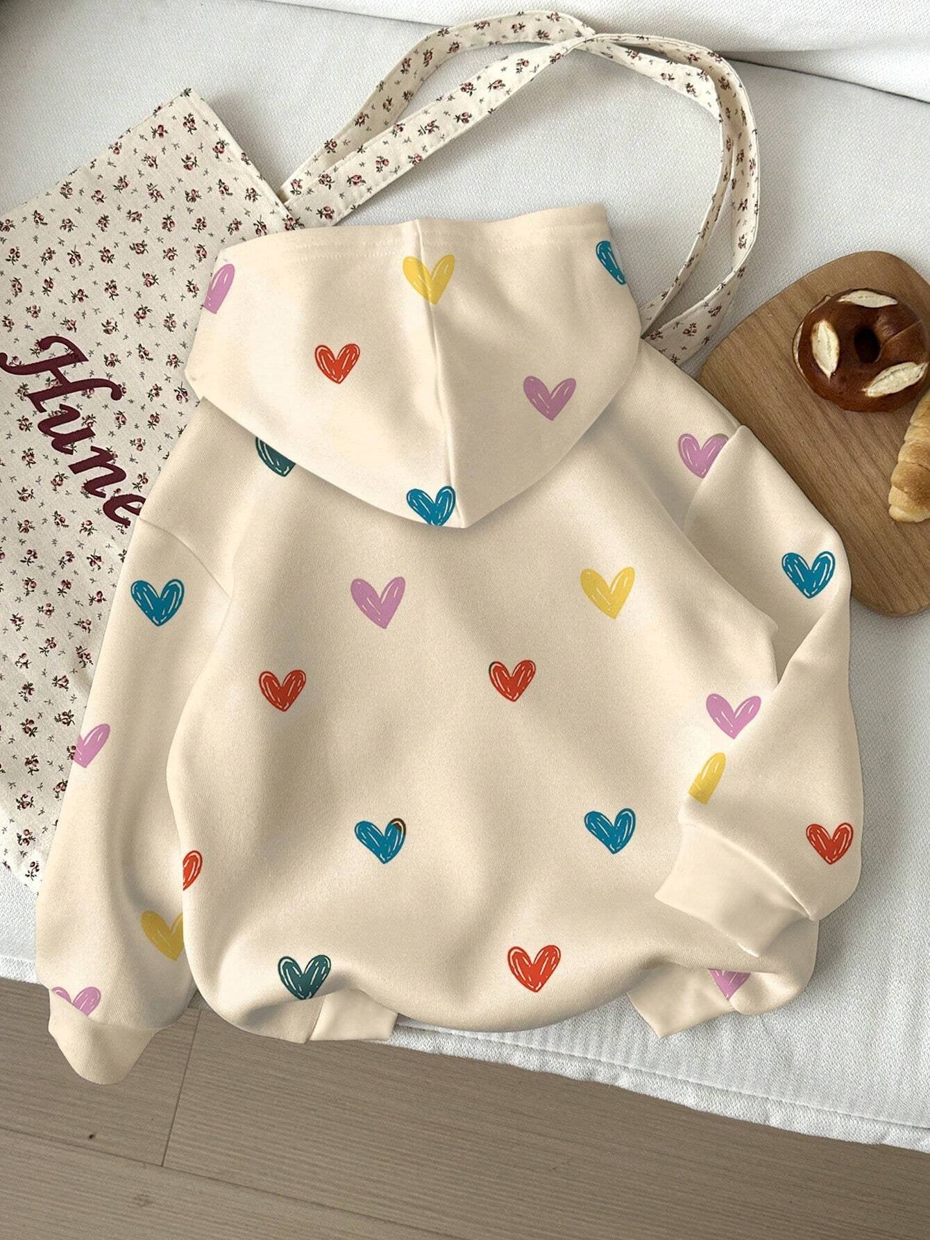 Parte trasera de la sudadera infantil con estampado de corazones multicolor.
