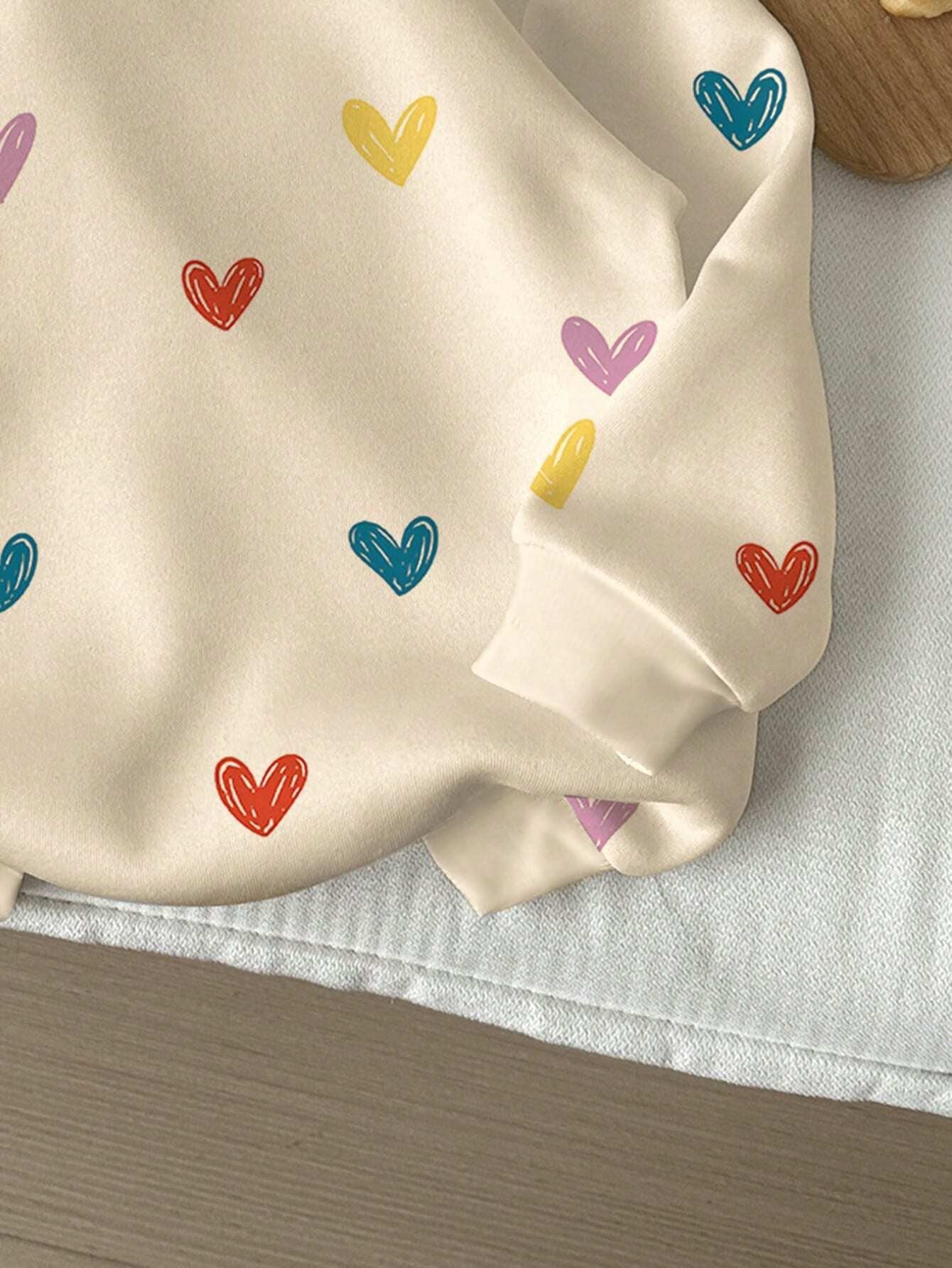 Detalle del estampado de corazones en la sudadera para niñas.