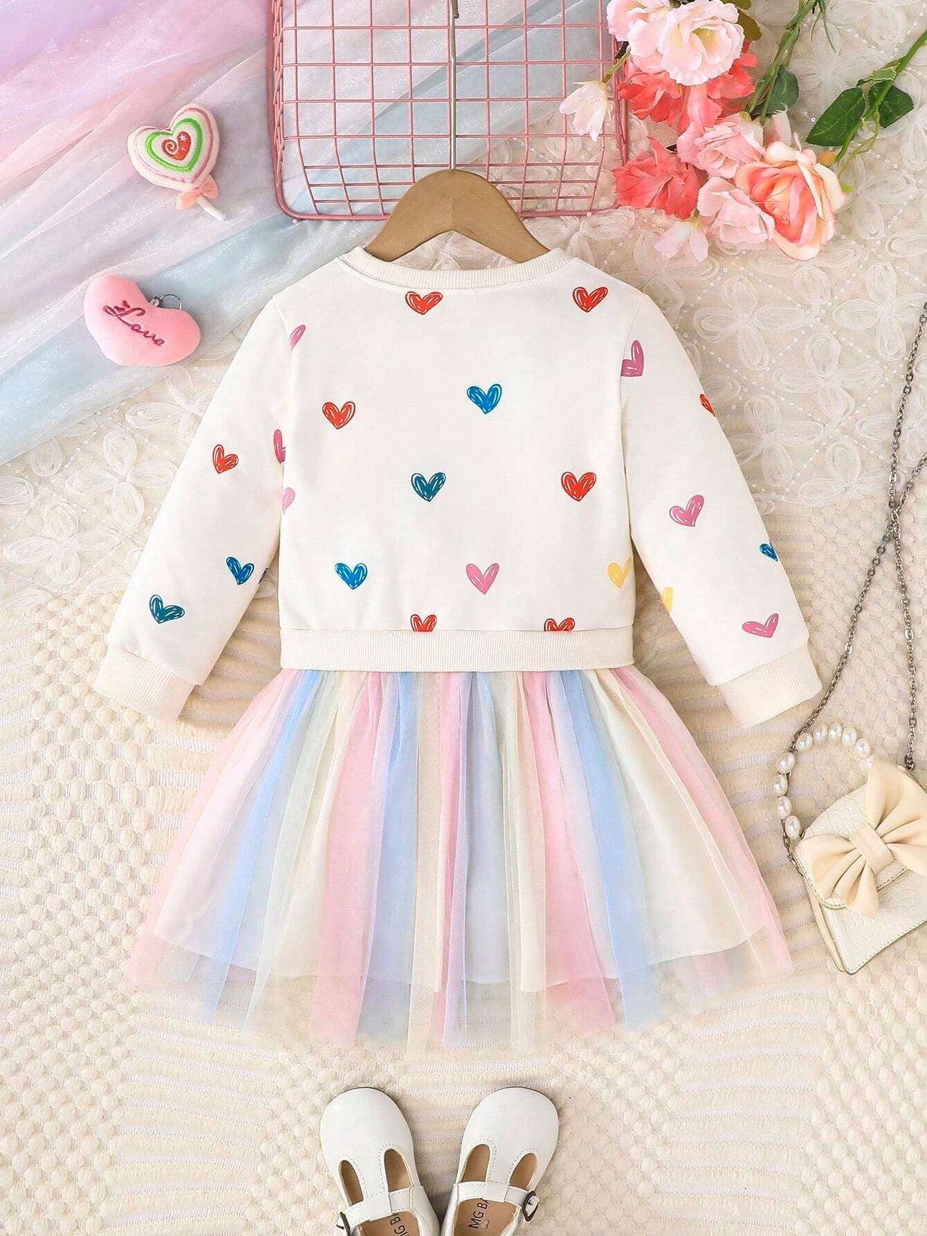 Vista trasera del vestido de sudadera para niñas con diseño colorido y moderno.