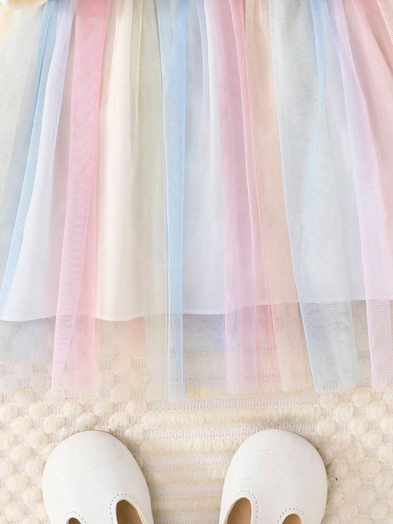 Primer plano de la falda de tul a capas en tonos pastel del vestido de sudadera para niñas.