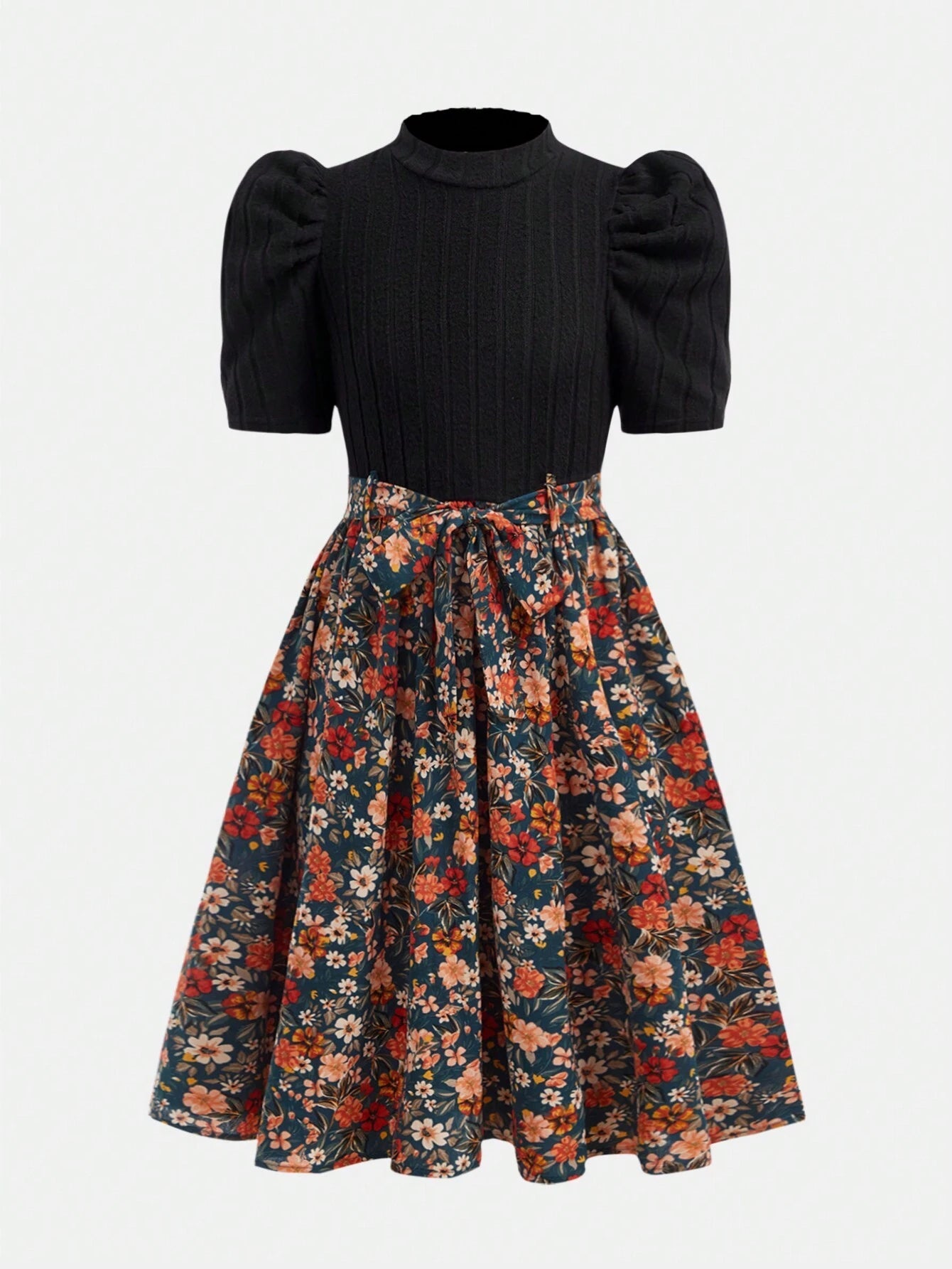 Vista trasera del vestido midi floral para niñas con falda estampada y parte superior negra.