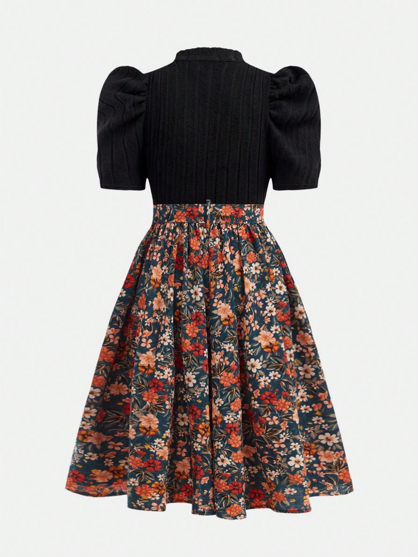 Vestido midi floral para niñas exhibido en plano, destacando su diseño y estampado.