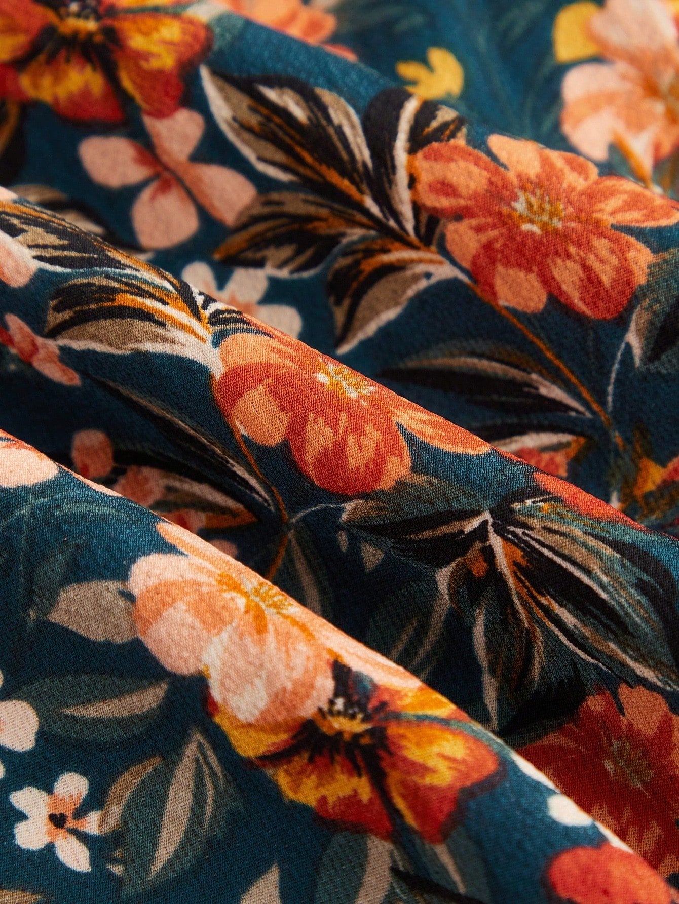 Detalle del estampado floral del vestido midi para niñas, resaltando su color y textura.