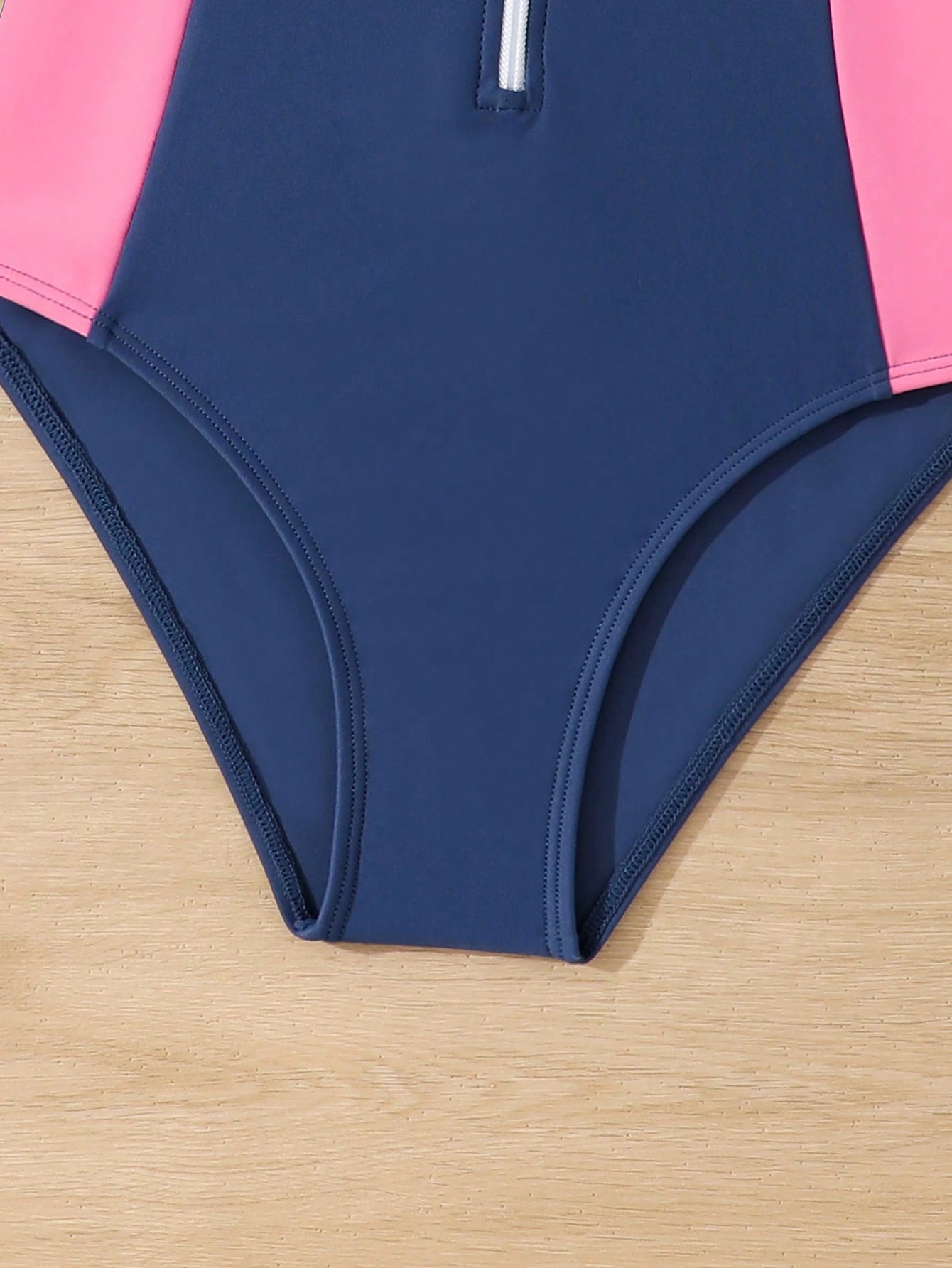 Parte inferior del traje de baño azul con detalles en rosa.