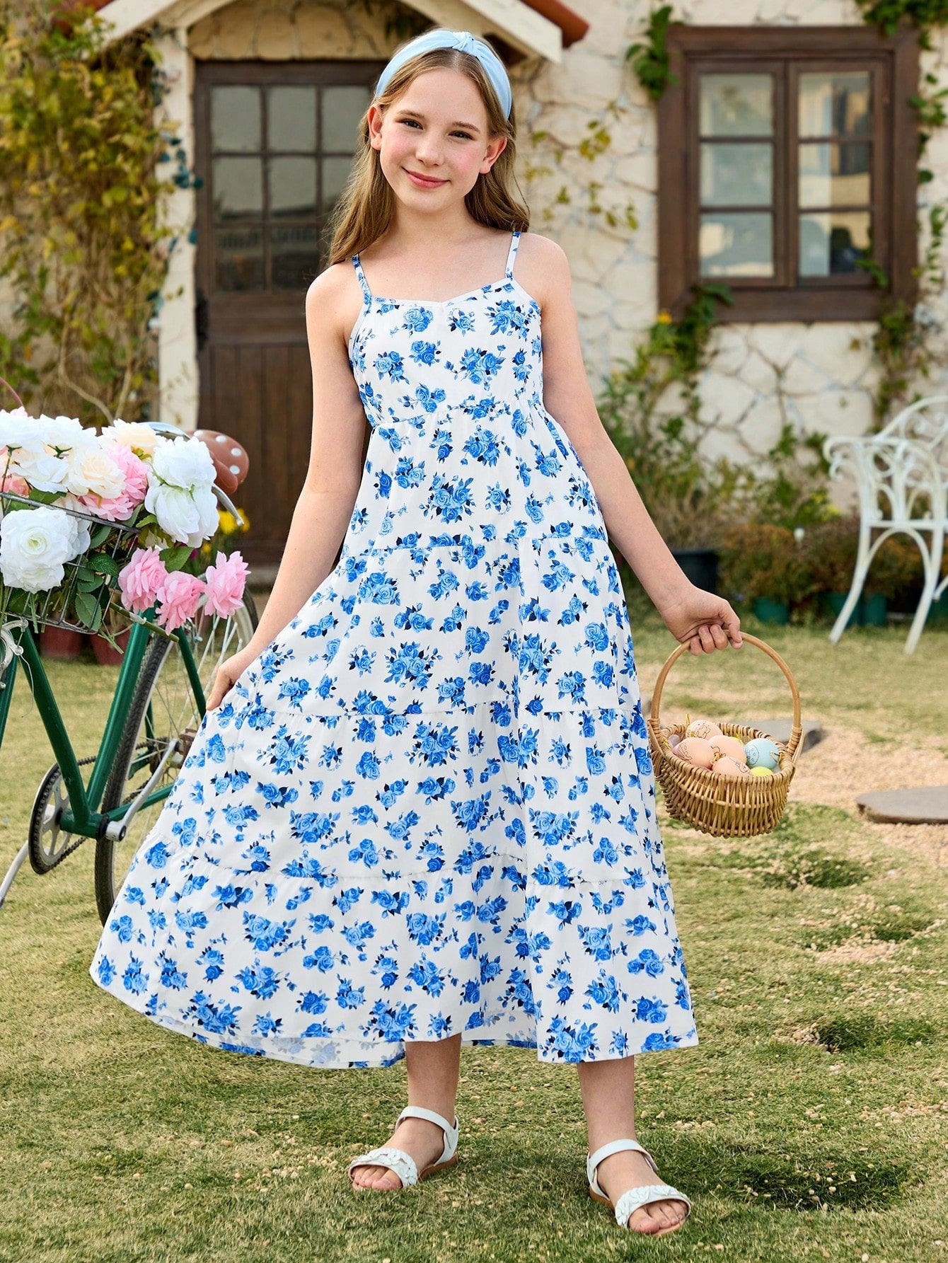 Detalle del tejido y tirantes del vestido largo azul floral con abertura para niña.