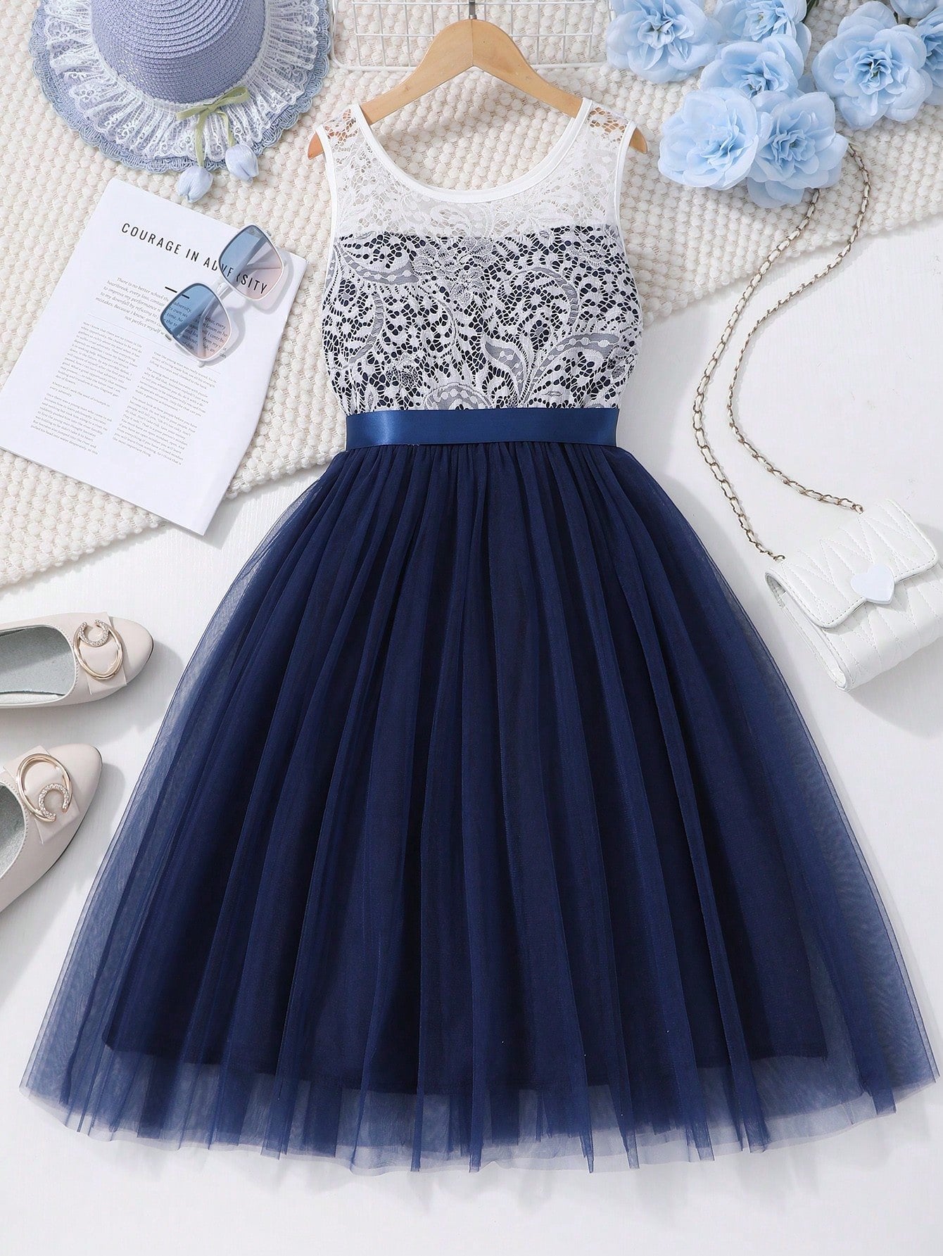 Vestido elegante azul marino para niña con encaje y falda de tul, ideal para ocasiones especiales.
