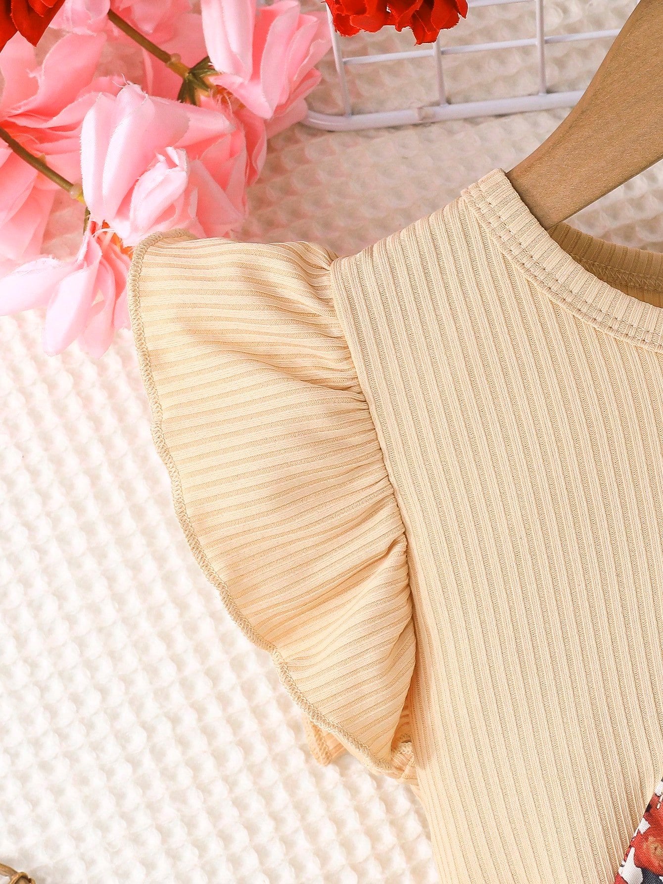 Vestido Beige Con Volantes Y Falda Floral Para Niña
