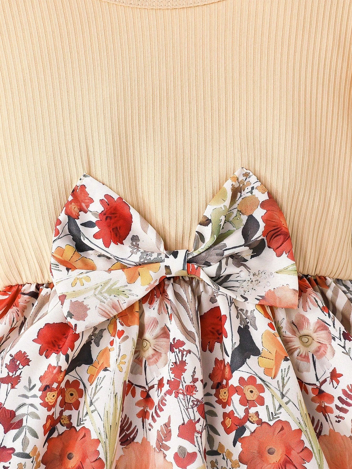 Vestido Beige Con Volantes Y Falda Floral Para Niña