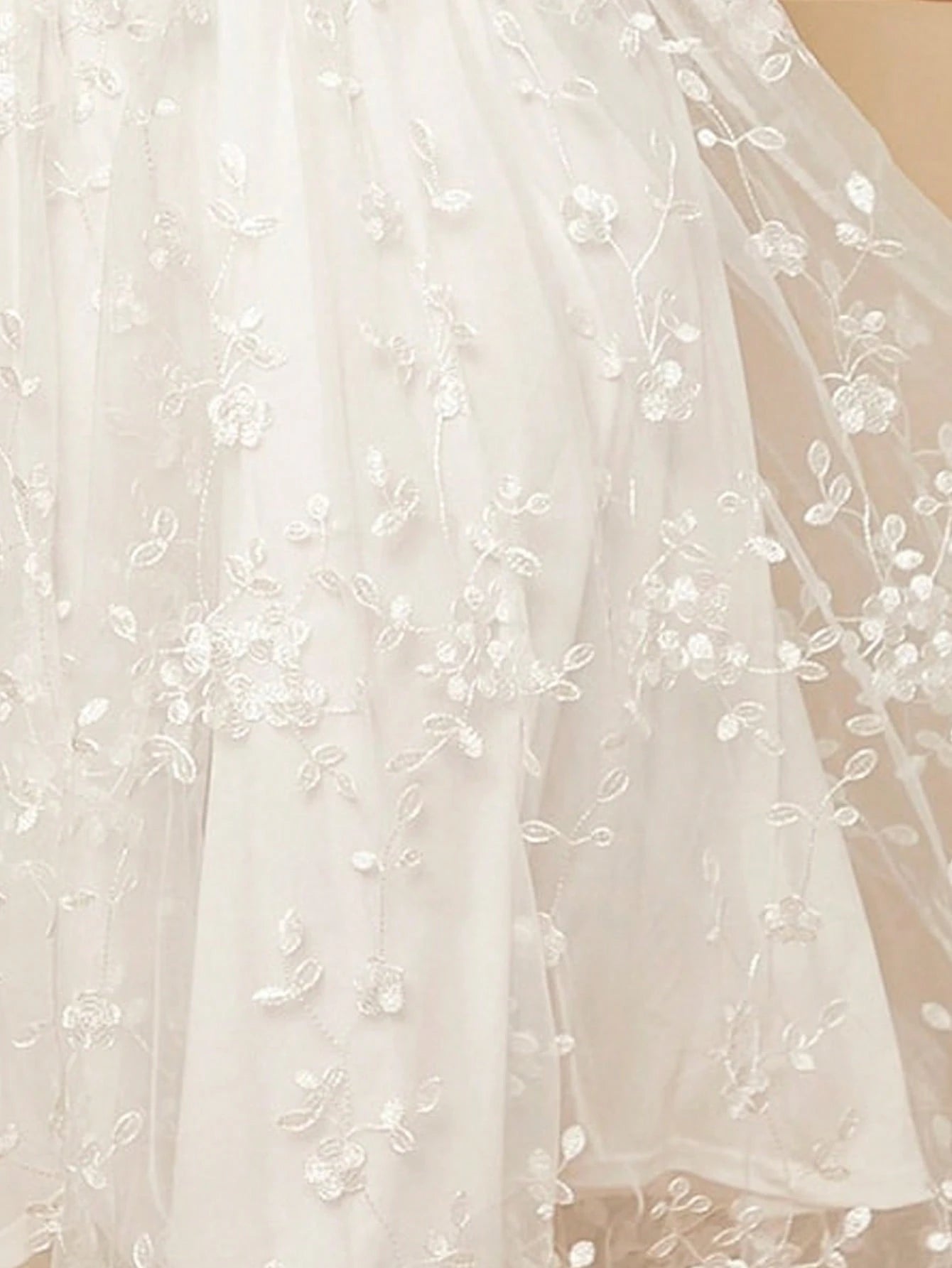 Vestido Blanco Midi Con Tirantes Y Detalles En Encaje Para Niña