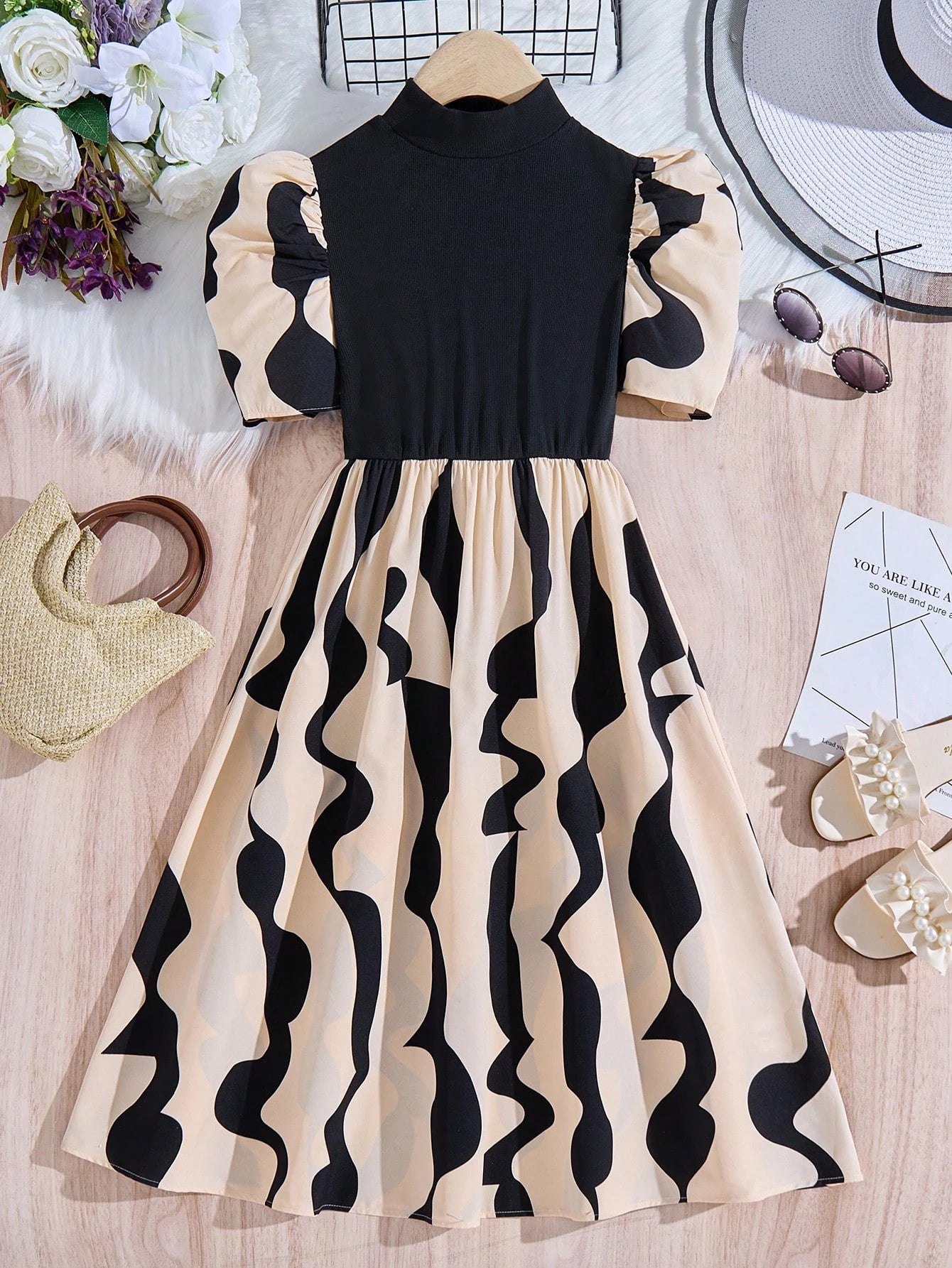 Vista del vestido midi elegante para niñas con diseño sofisticado en tonos multicolor.