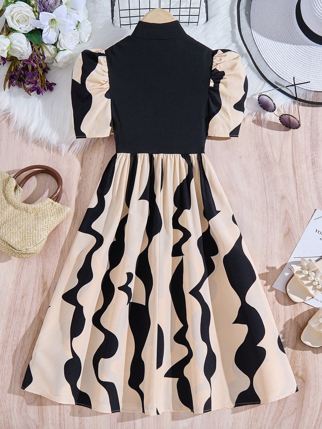 Parte trasera del vestido midi elegante para niñas, mostrando su corte y caída fluida.