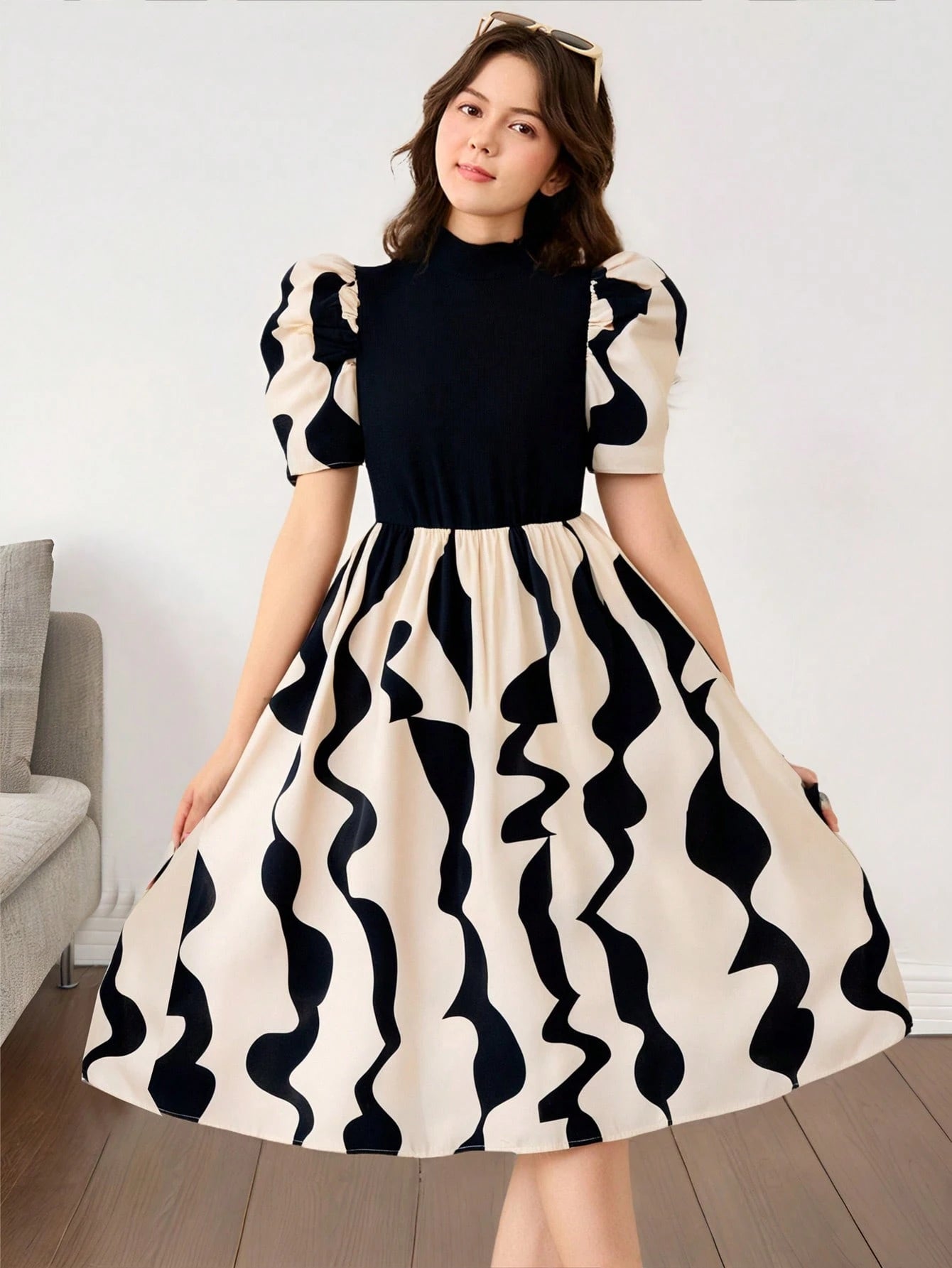 Vestido midi elegante para niñas con cuello alzado y manga farol, ideal para eventos especiales.