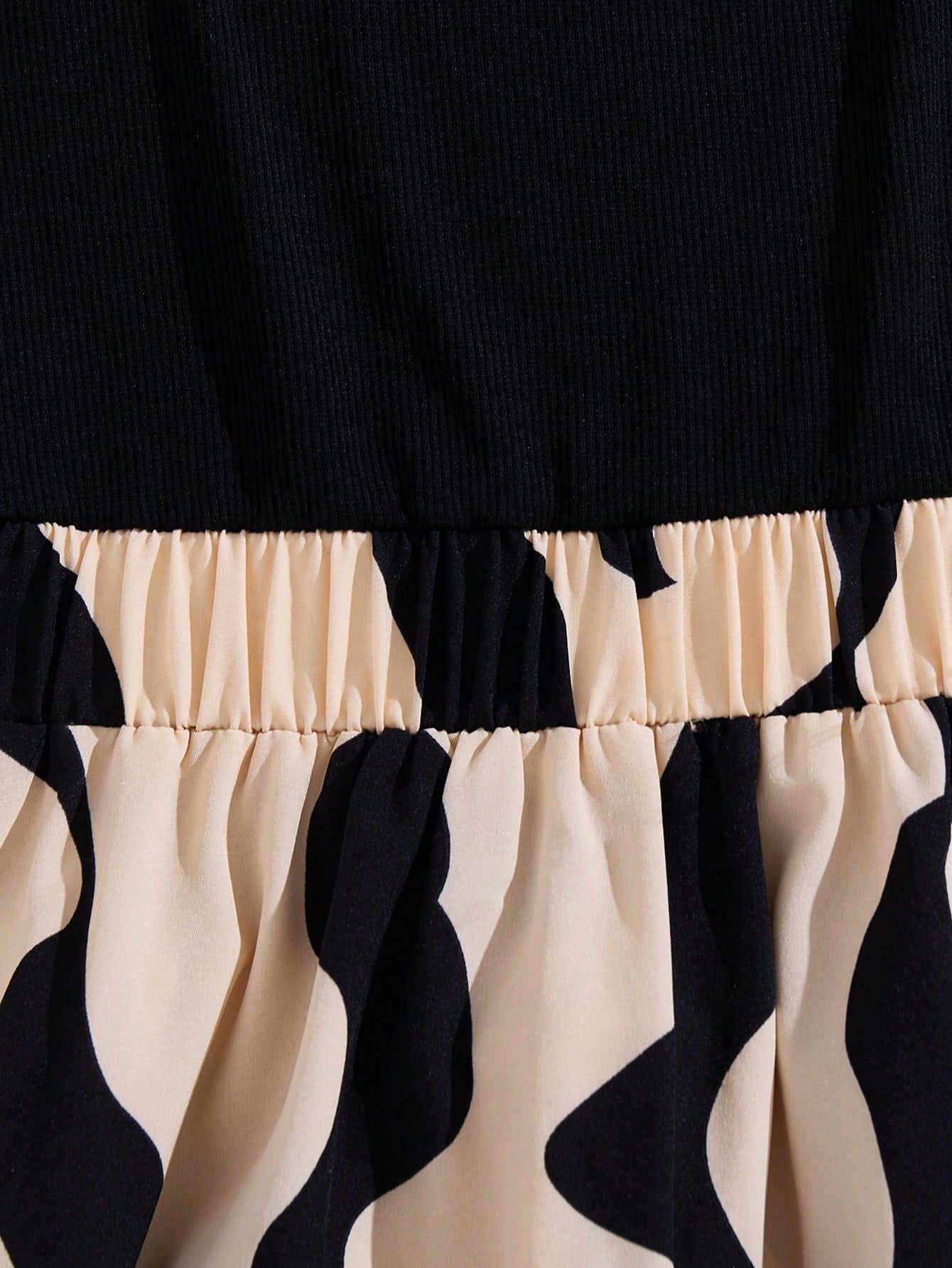 Vestido Negro Con Tirantes Y Estampado De Corazones Para Niña